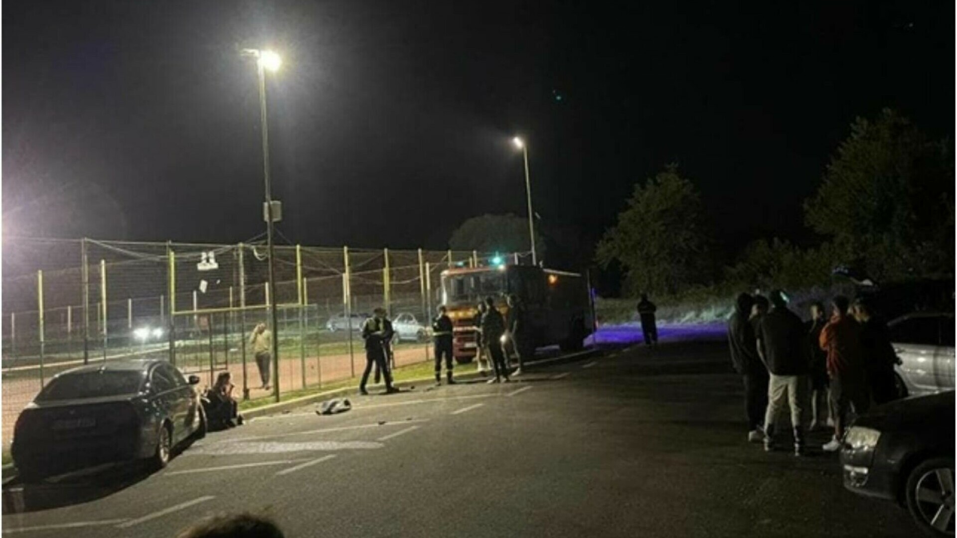 Un șofer de 20 de ani a spulberat cu mașina un grup de tineri, în Caraș-Severin. Trei persoane au ajuns la spital