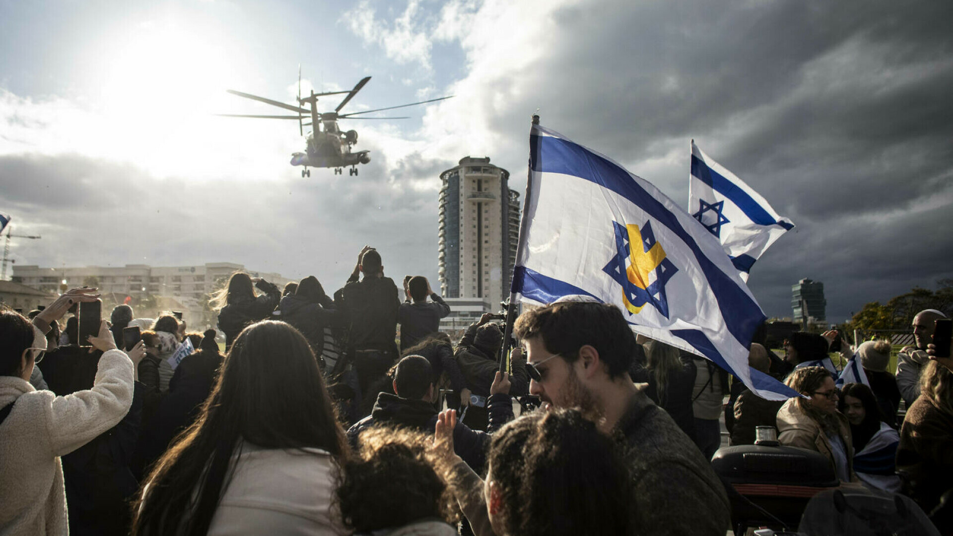 Sute de români cer să fie evacuați din Israel și Iran, personalul neesențial din ambasade ar urma să plece. Ce se întâmplă