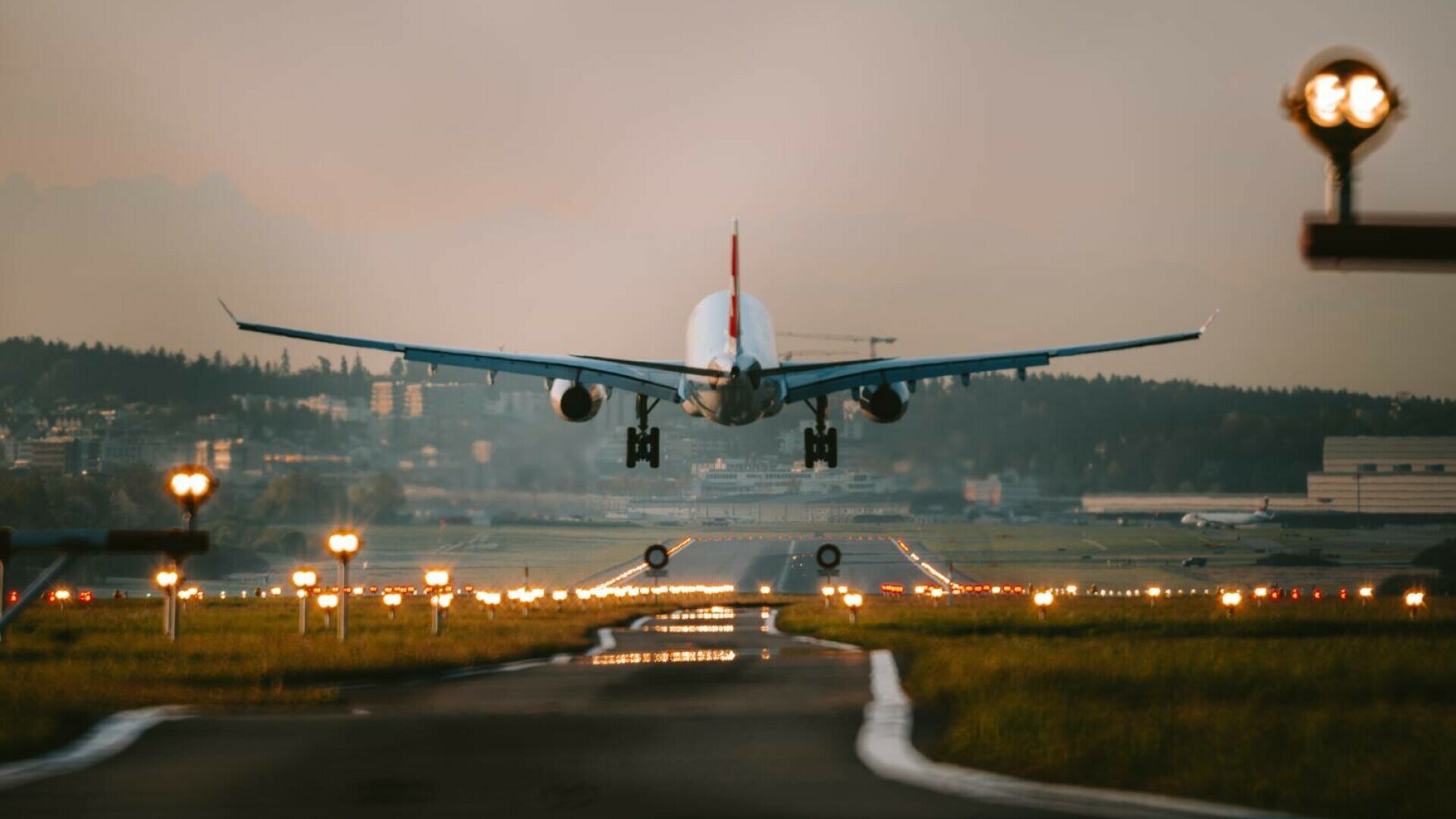 Un avion Air India cu 156 de pasageri a aterizat de urgență pe insula Phuket din cauza unei ameninţări cu bombă
