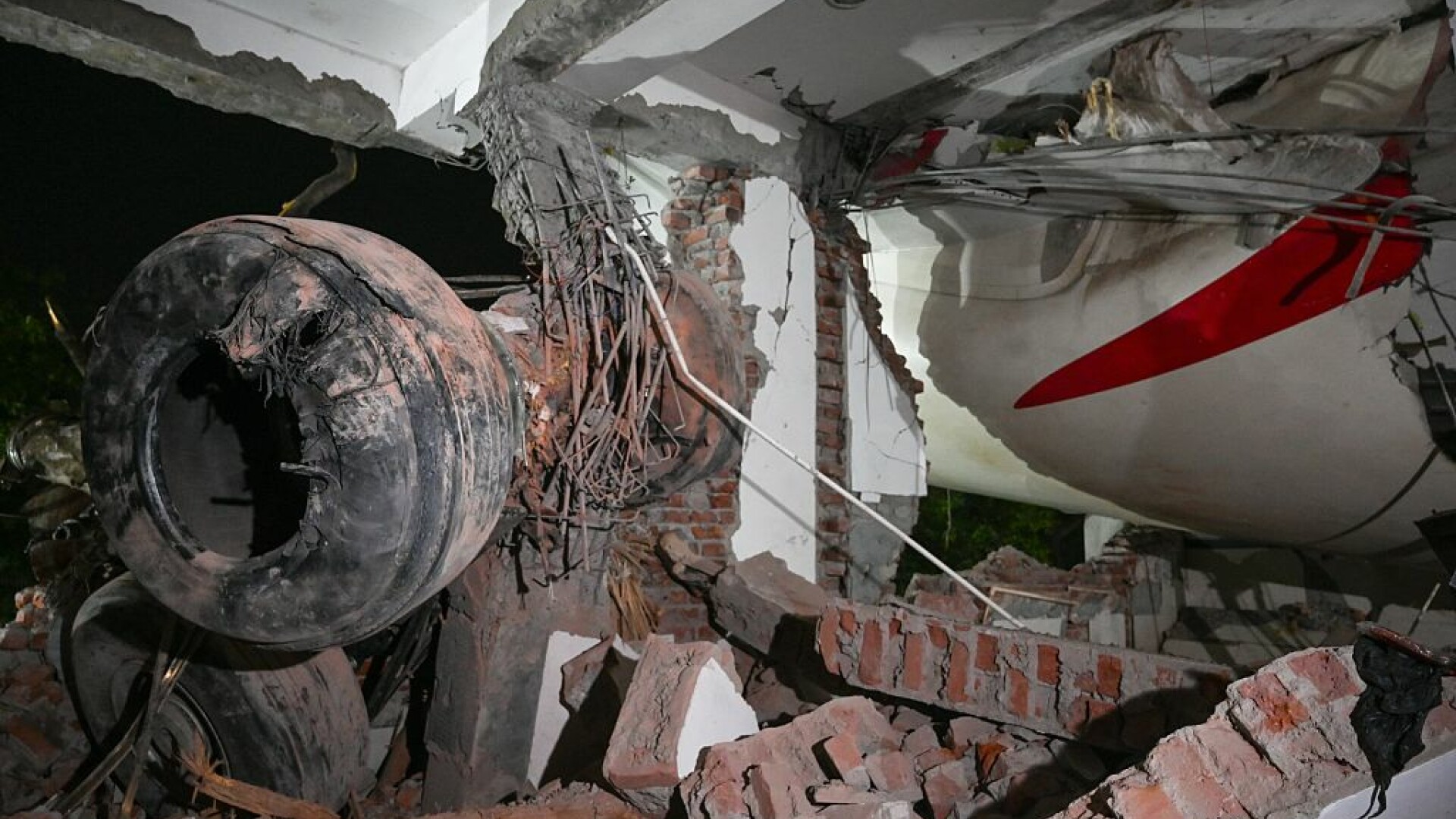 A fost găsită una dintre cutiile negre ale avionului prăbușit în India