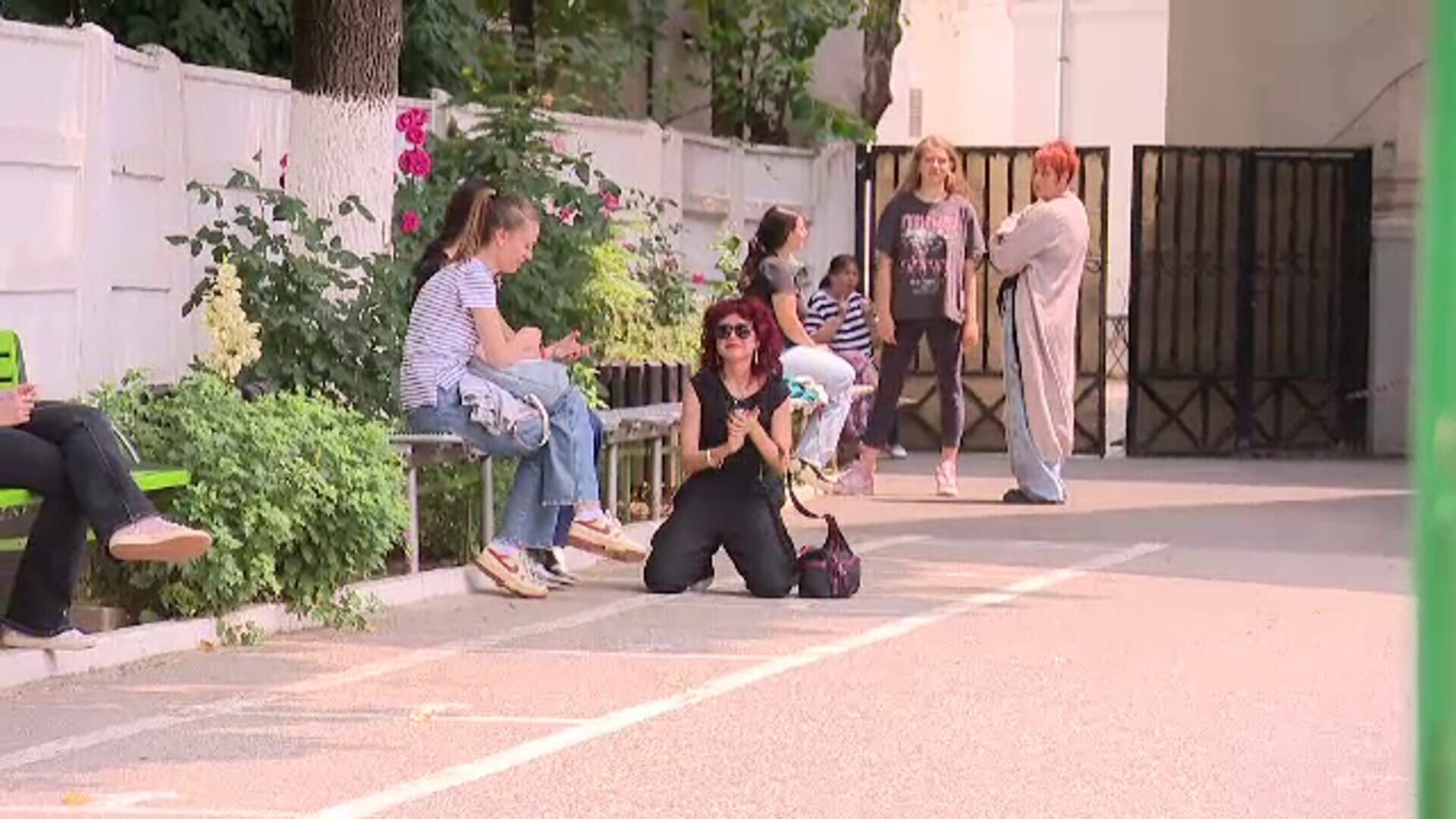Reacția unei tinere după ce a ieșit de la BAC: S-a pus în genunchi și a sărutat pământul