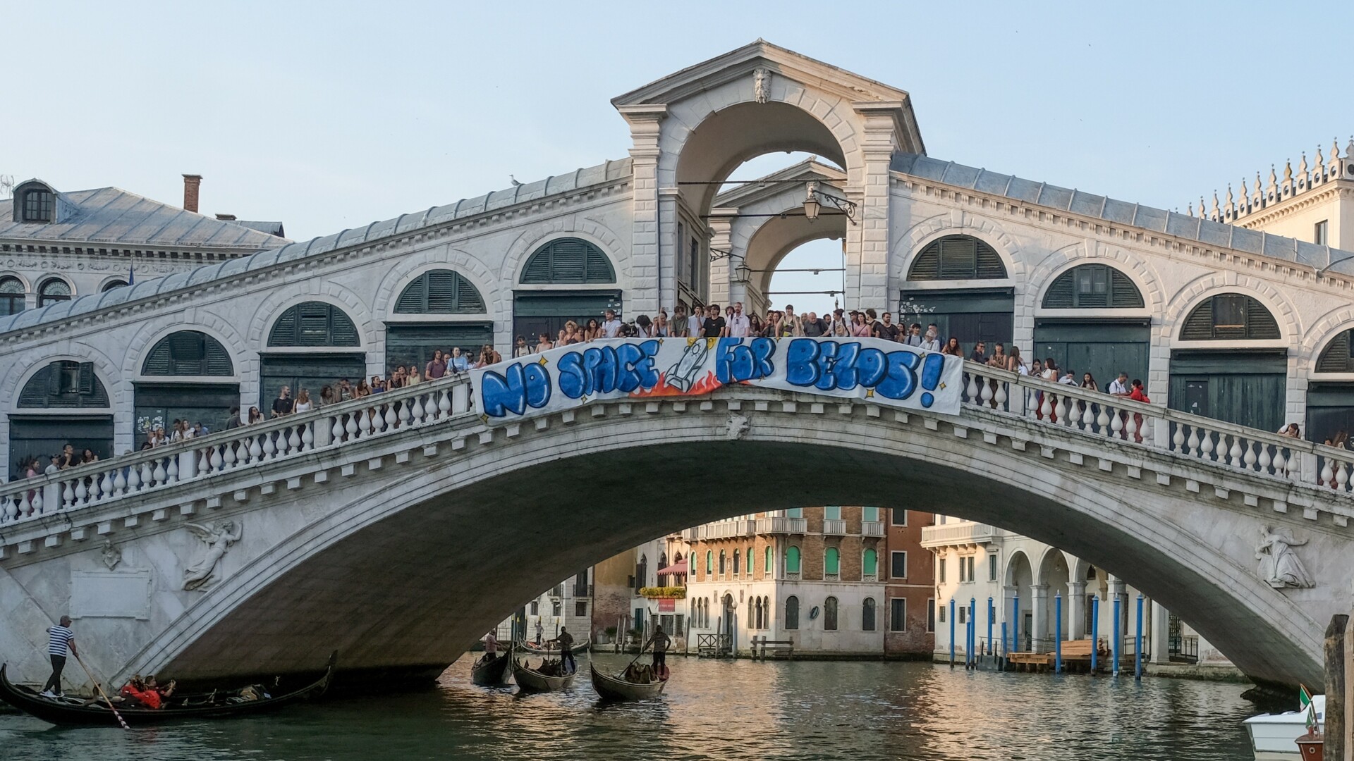 Venețienii au protestat față de nunta extravagantă anunțată de Bezos la finalul lunii | GALERIE FOTO