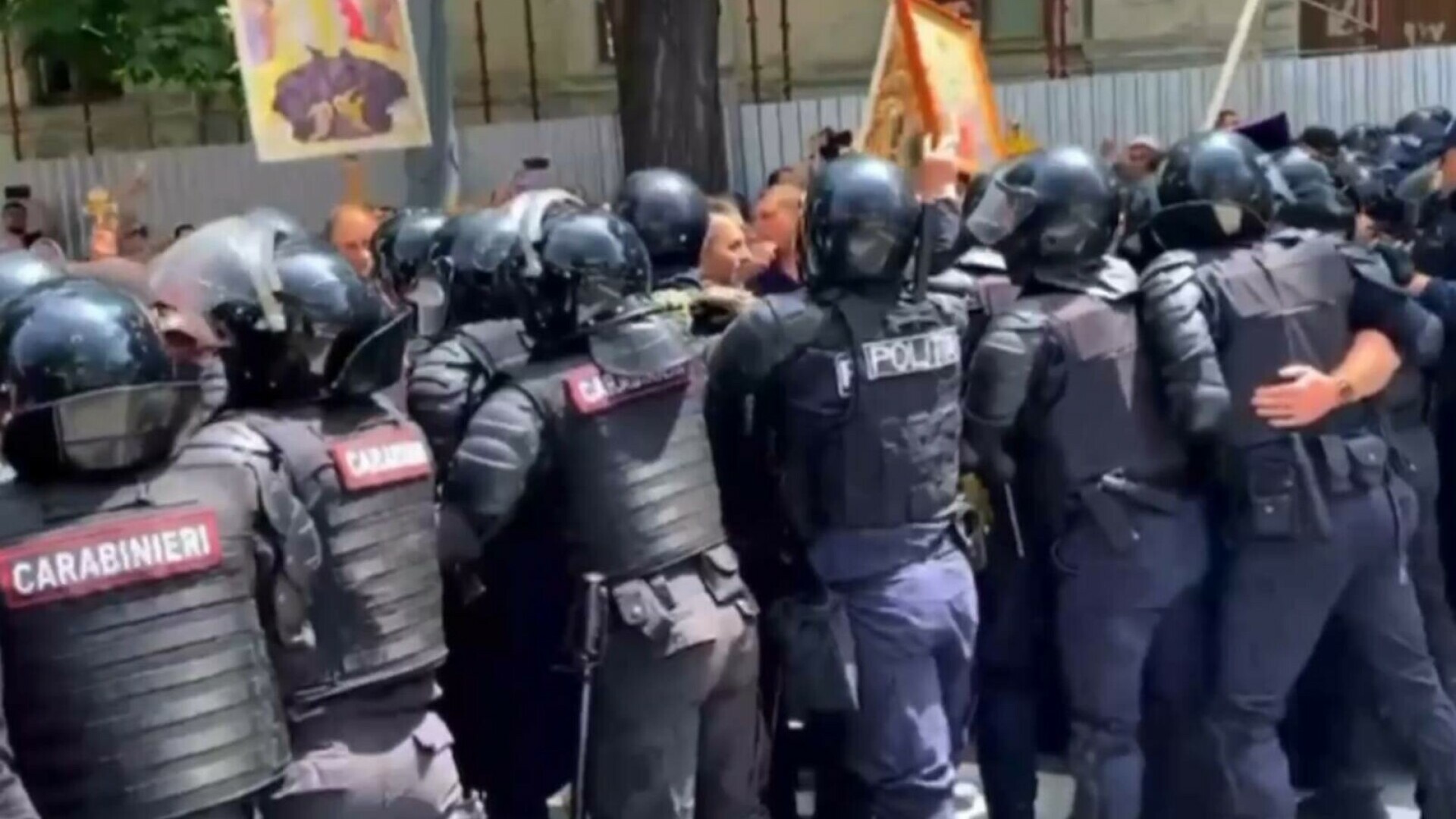 Altercații la marșul Pride din Chișinău. Manifestanții „normalității” s-au încăierat cu forțele de ordine