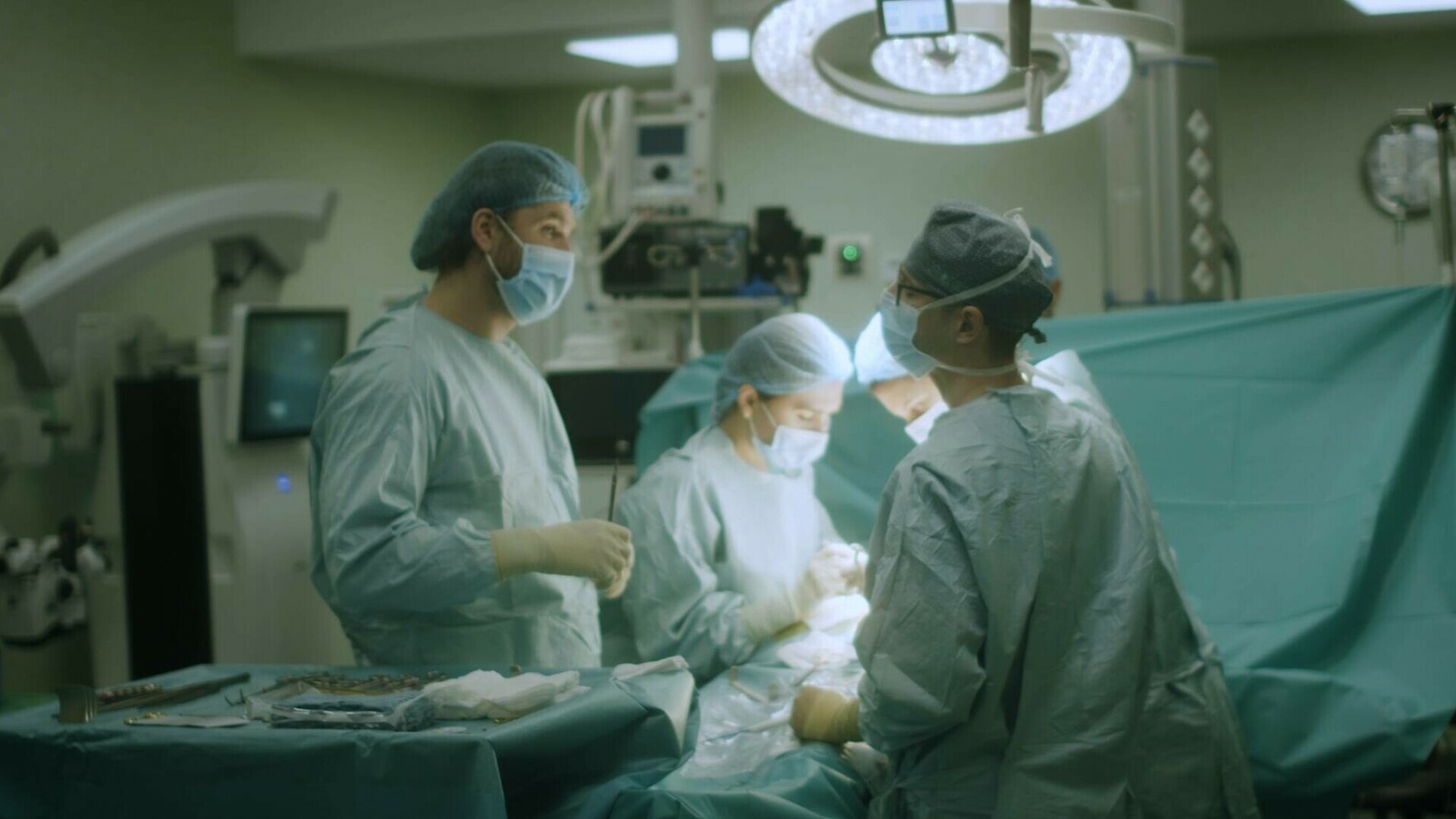 (P) De la izolare și suferință la o viață nouă: o tânără de 25 de ani a învins boala Cushing, după o intervenție chirurgicală