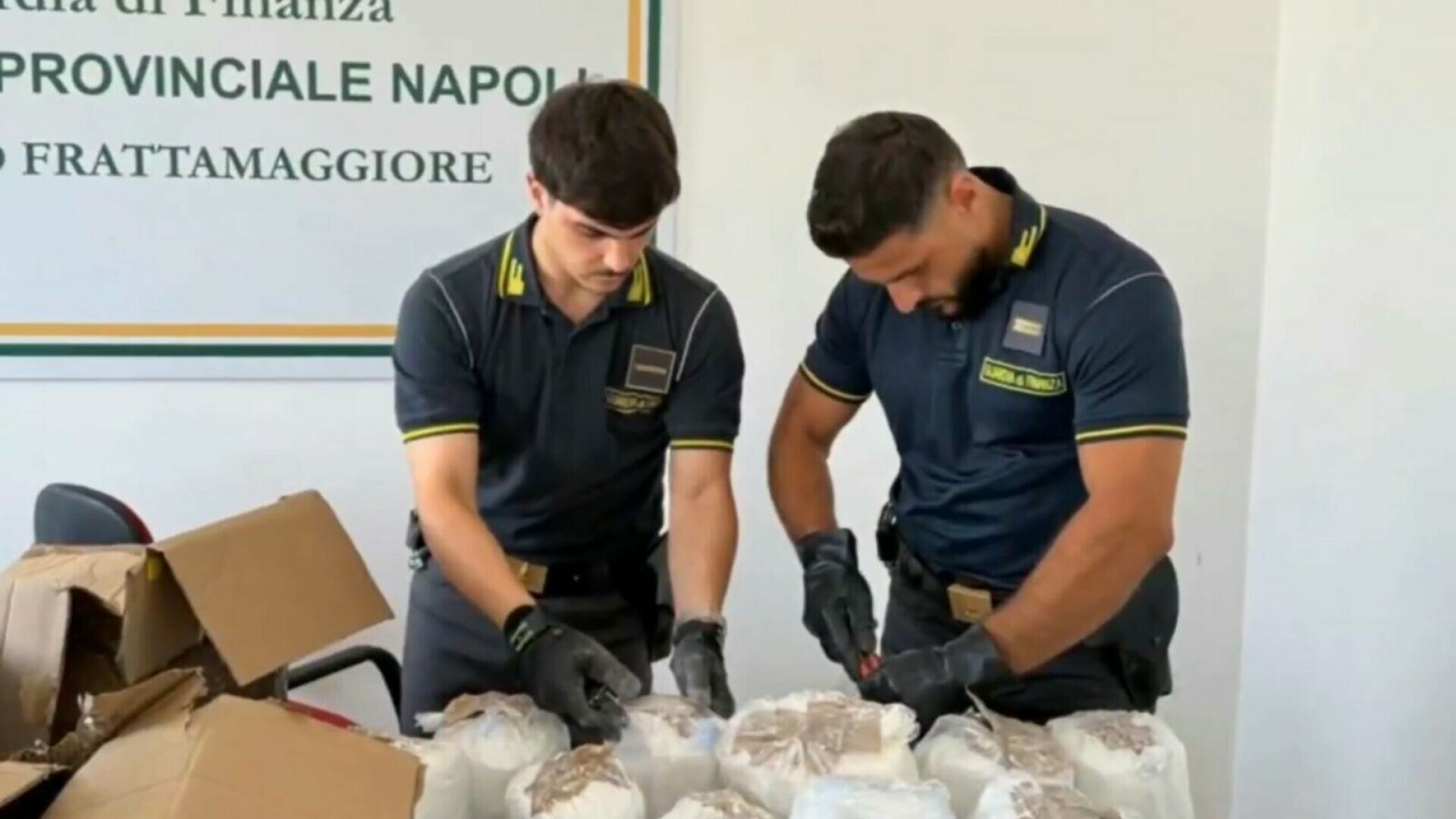 Un transport periculos care urma să ajungă la Los Angeles a fost oprit de poliție. Ce se afla în pachete de paste şi făină
