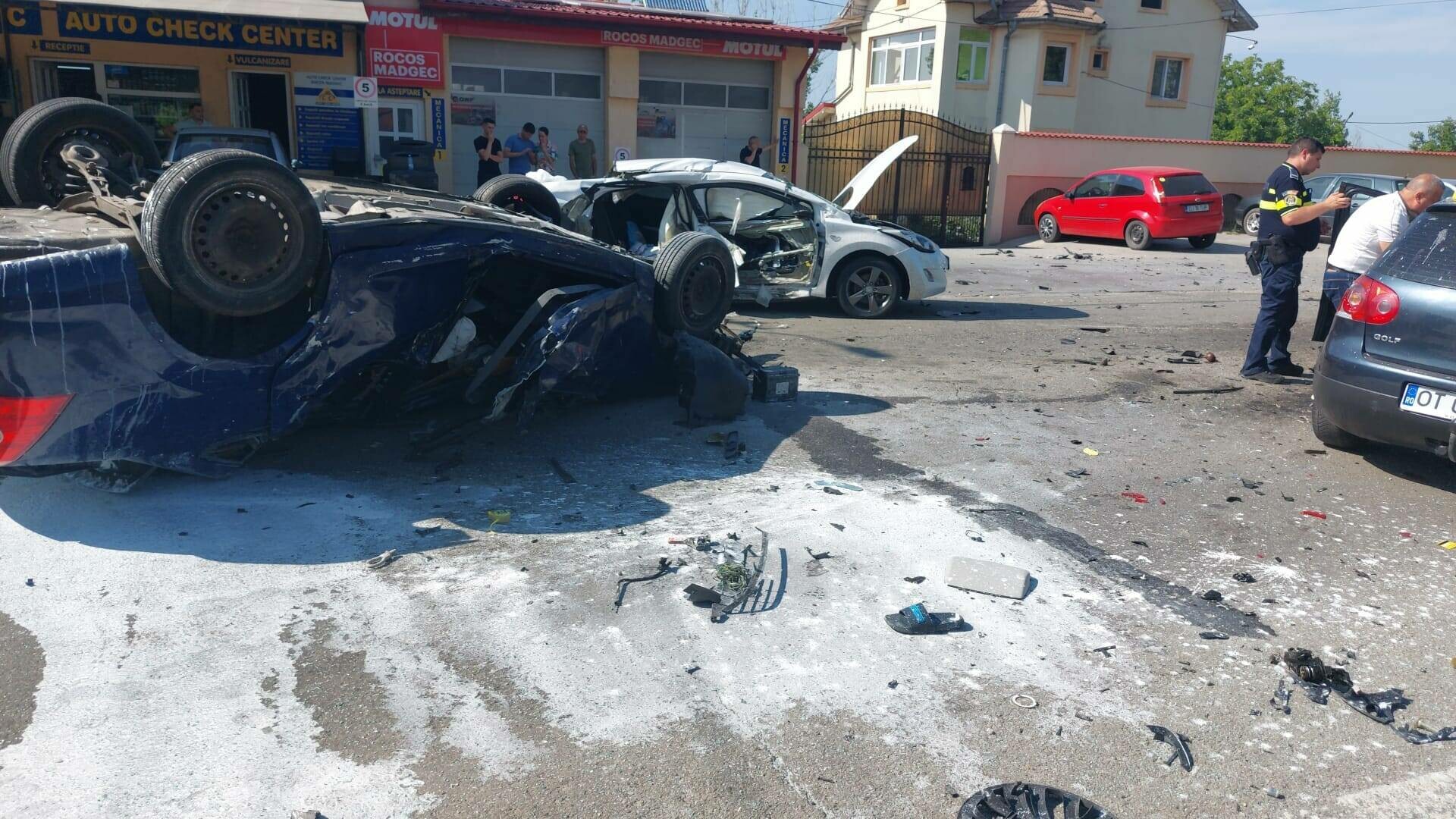 Un copil de 11 ani a murit în urma unui accident cu patru maşini, în Olt. Alte două persoane au fost rănite. FOTO