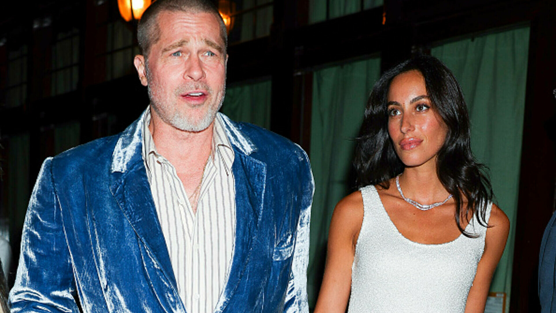 Brad Pitt, look extravagant la o cină romantică în New York, alături de iubita sa. Cum i-au surprins paparazzii. GALERIE FOTO