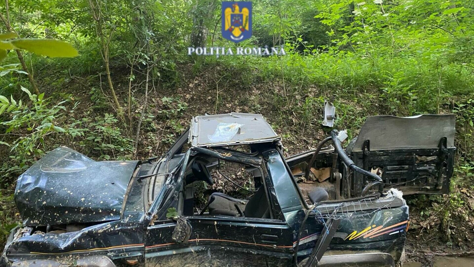 O mașină s-a răsturnat într-o râpă pe Transfăgărășan. Șoferul se află în stare gravă, iar pasagerul a decedat