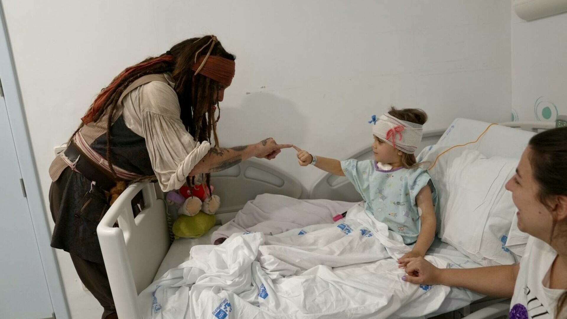 Johnny Depp, Jack Sparrow pentru o zi la un spital de pediatrie din Madrid. Reacția celor mici