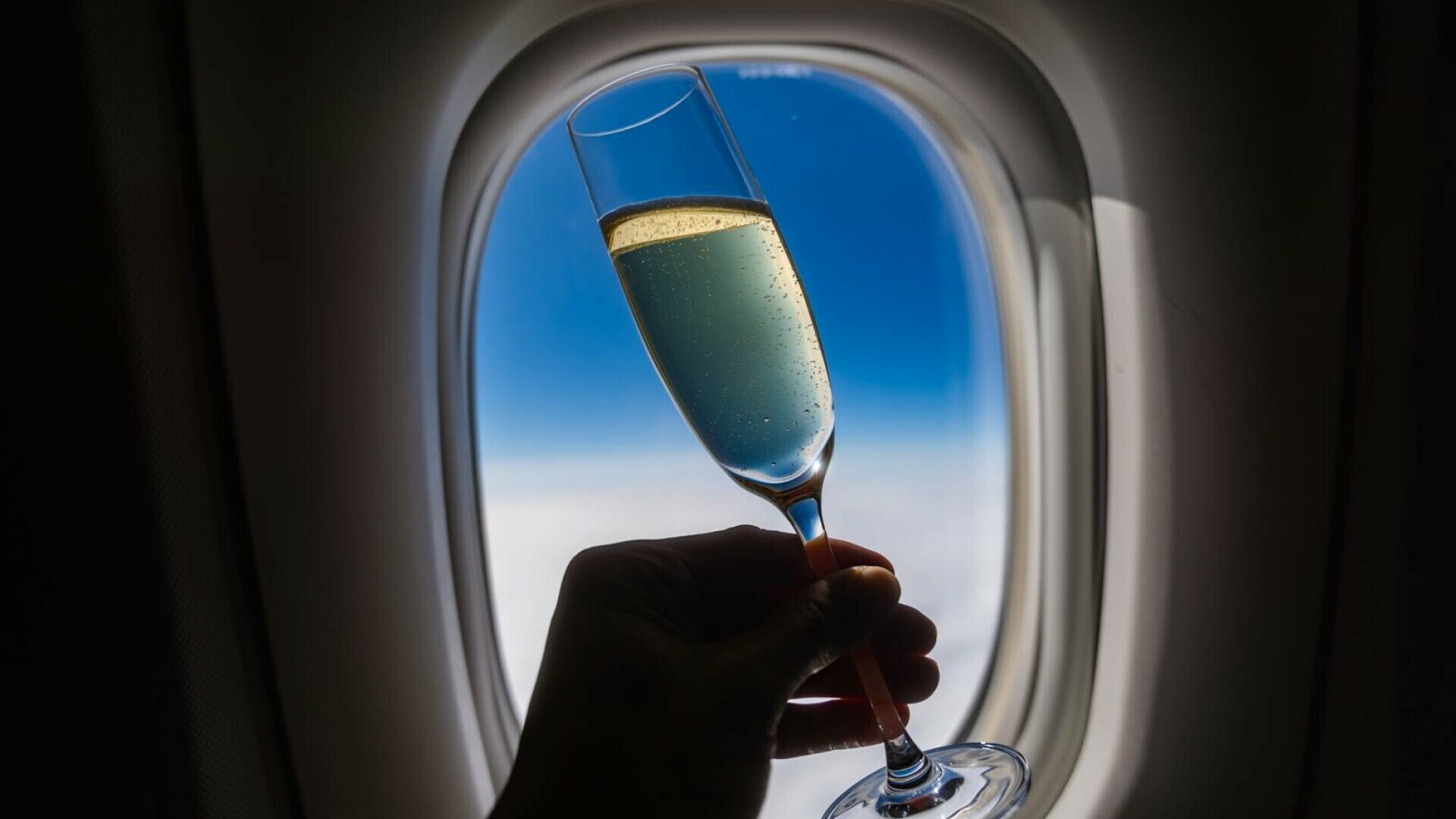 Ce băuturi nu ar trebui niciodată consumate în avion. Explicațiile unei însoțitoare de bord