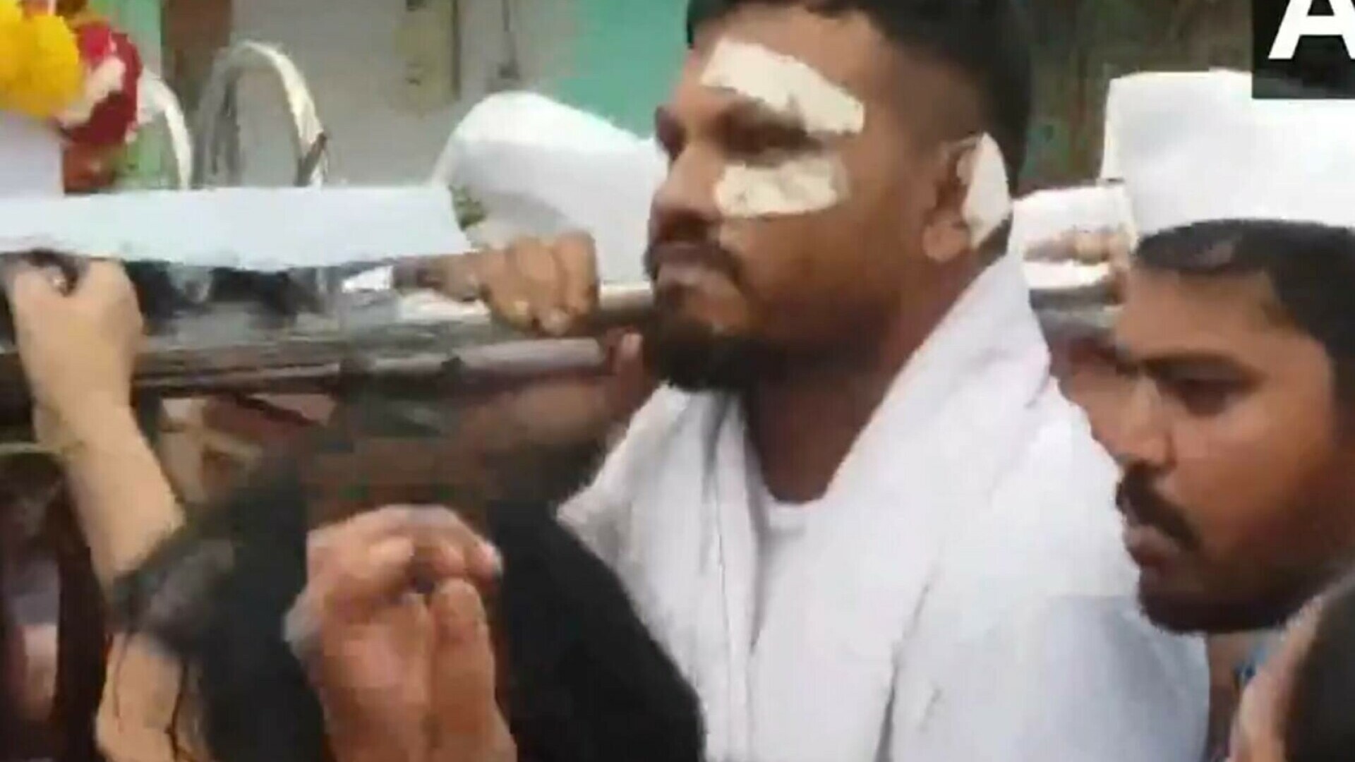 Singurul supraviețuitor al zborului Air India, filmat în timp ce cară sicriul fratelui său, mort în același avion