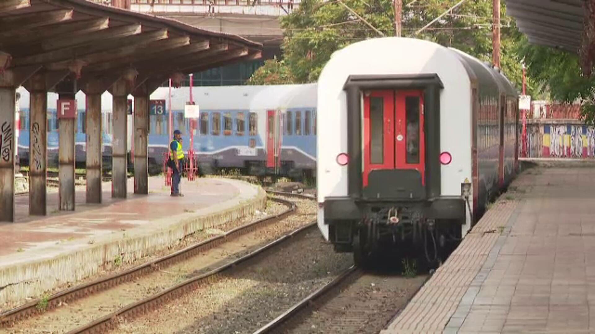 Momente de panică pe calea ferată. Un tren cu 90 de pasageri, „Săgeata albastră”, a izbucnit în flăcări