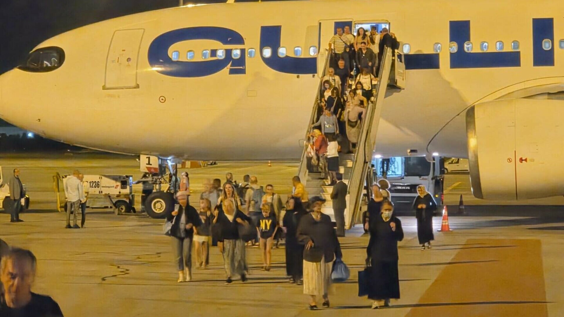 Peste 120 de români din zona de conflict din Orientul Mijlociu au fost repatriați în România