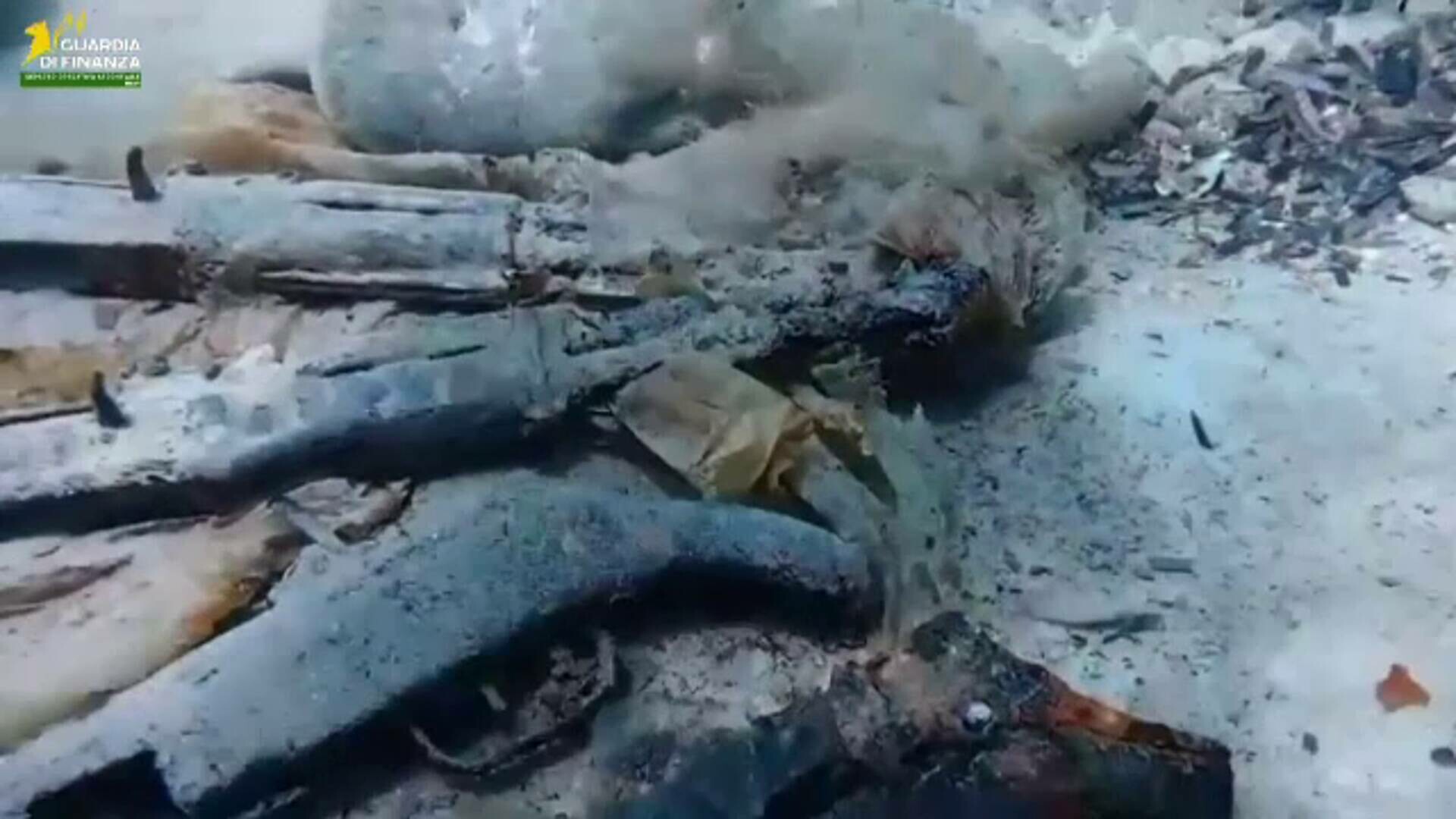 „Comoara” de pe fundul apei, în sudul Italiei. Poliția a luat imediat obiectele în custodie