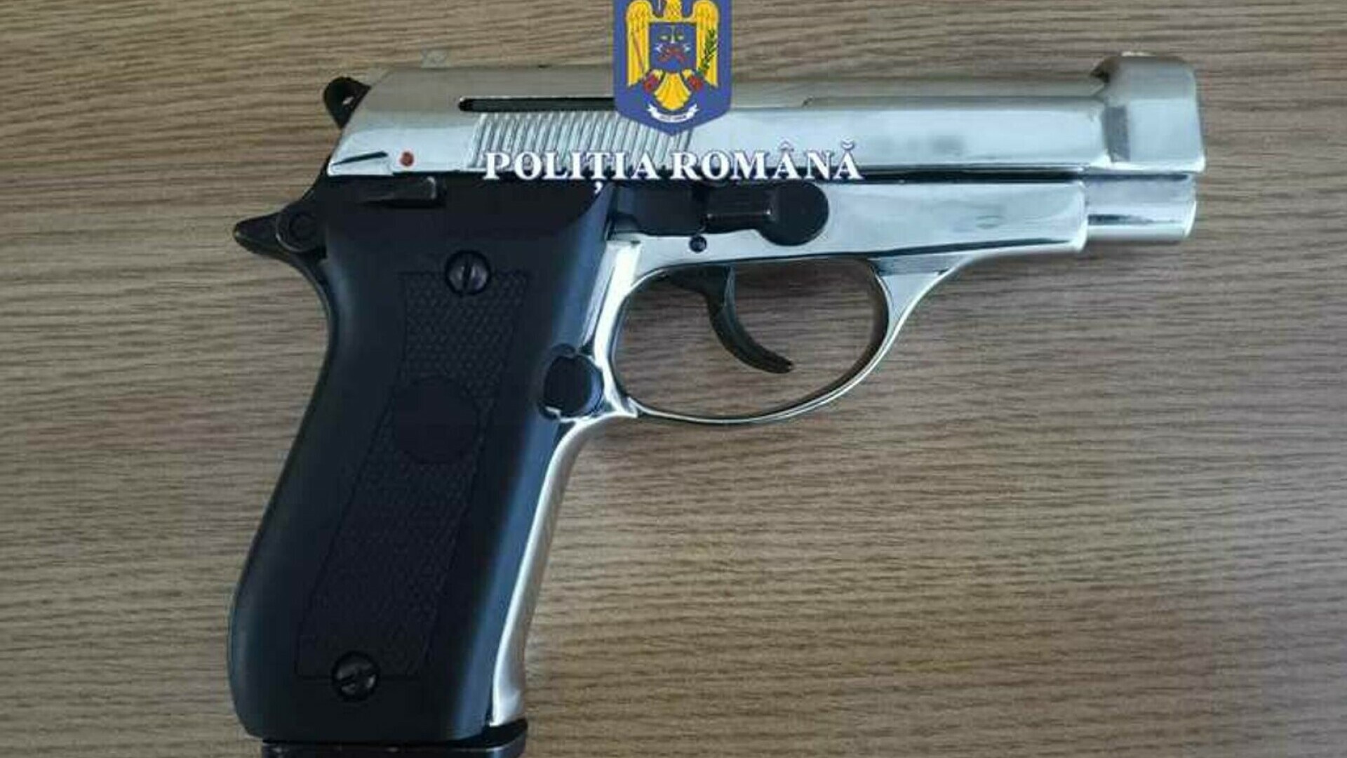 Minori, suspectați că ar fi tras focuri pe o stradă din Olt. Ce arme au găsit poliţiştii la percheziţii