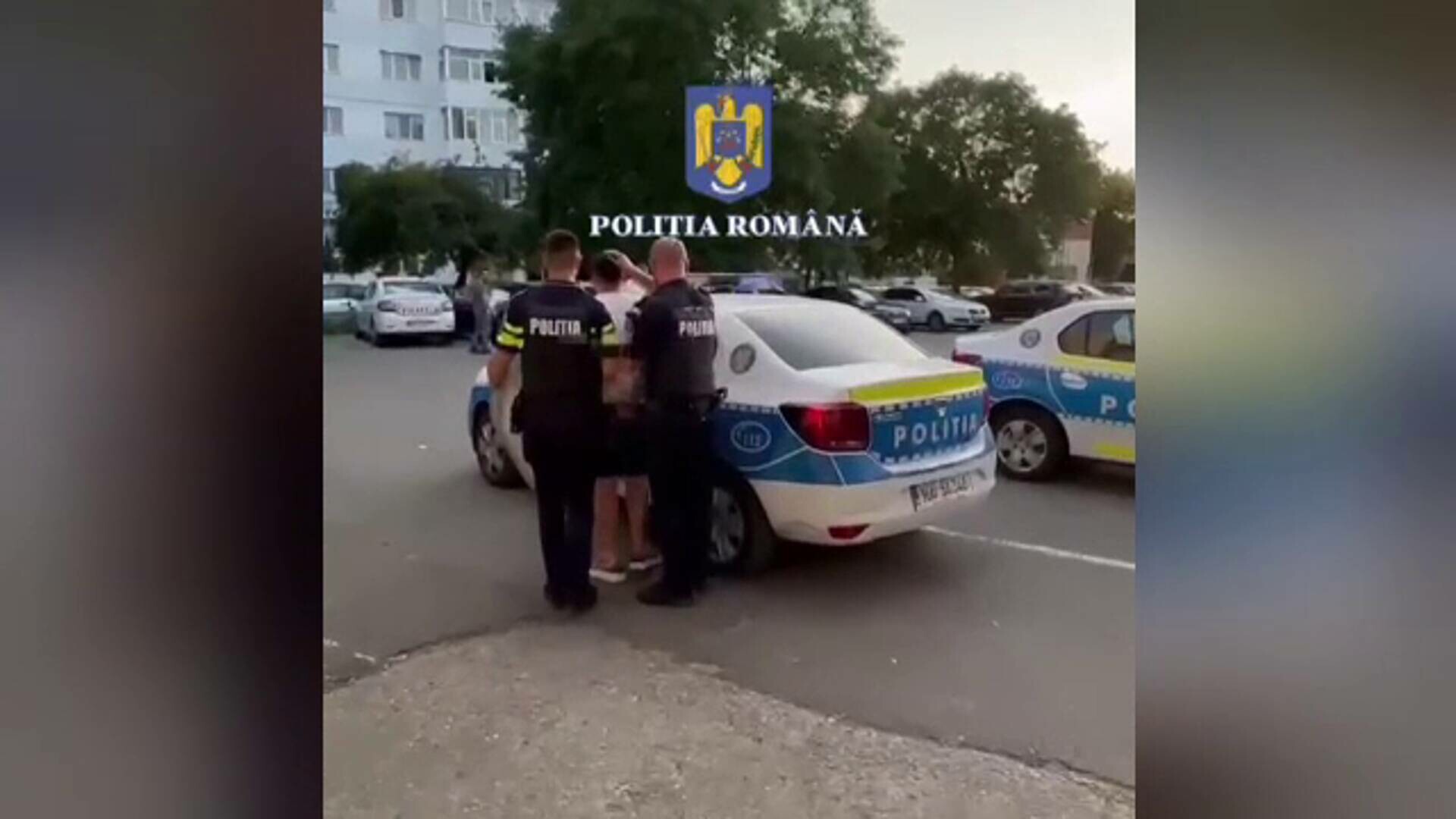 Un bărbat de 29 de ani din Craiova și-a agresat soția și apoi s-a ascuns la amantă și a abuzat-o și pe ea