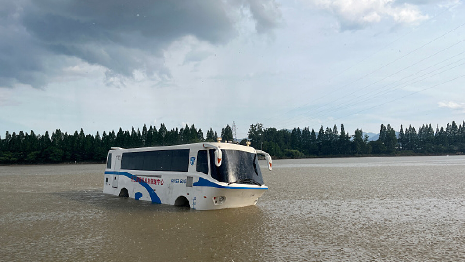 Autoritățile din China au emis alerte roșii de inundații în mai multe regiuni. Mii de locuitori sunt afectați. FOTO