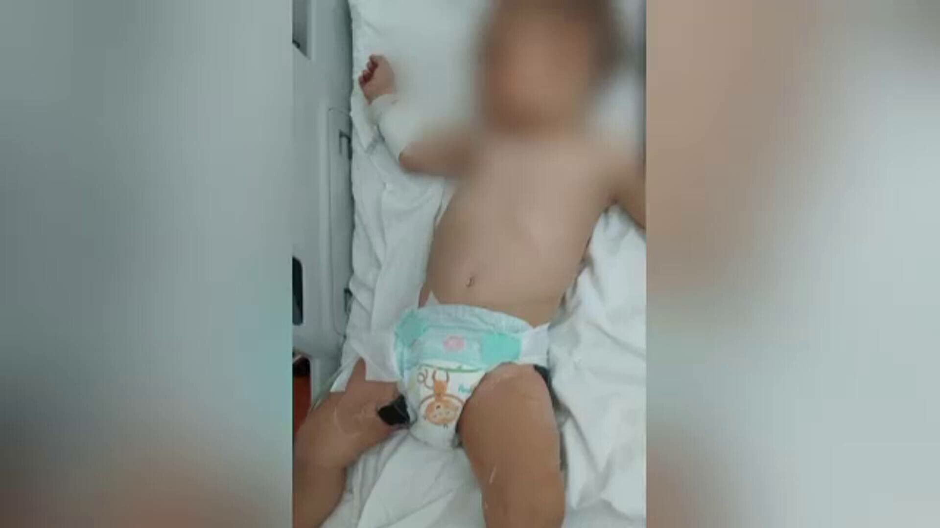 Un copil de un an și jumătate, ars grav după ce a căzut într-o oală cu apă fiartă. Autoritățile au deschis o anchetă