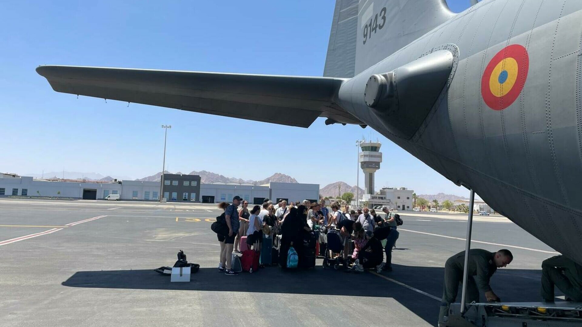 MAE: 15 cetăţeni români şi membri de familie ai acestora au fost evacuaţi din Iran și aduşi în ţară