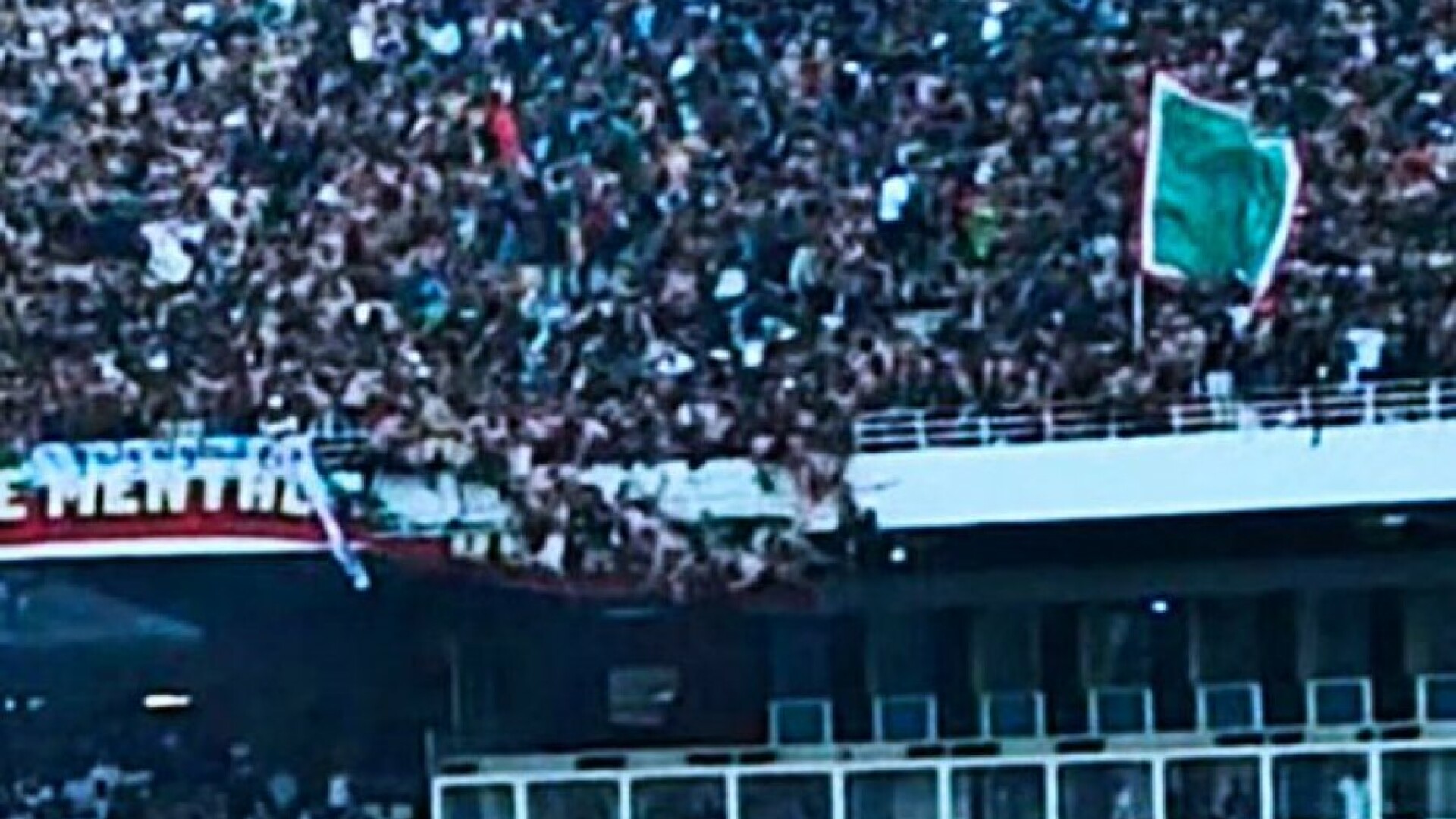 Momentul în care o balustradă cu suporteri se prăbușește pe un stadion din Algeria. Trei morţi şi peste 80 de răniţi. VIDEO