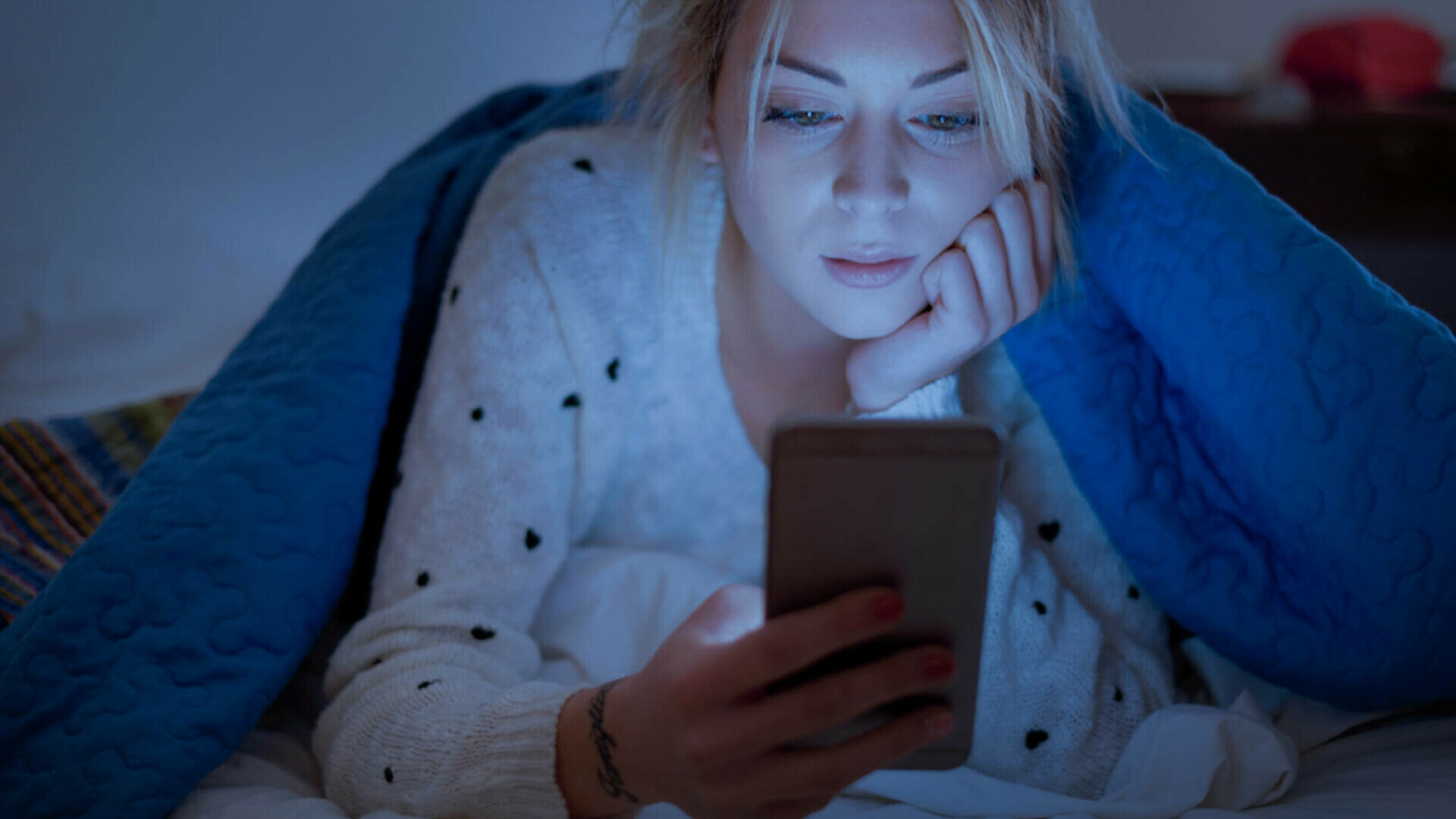 Studiu: Expunerea prelungită la lumina artificială pe timpul nopții poate duce la comportamente asemănătoare depresiei