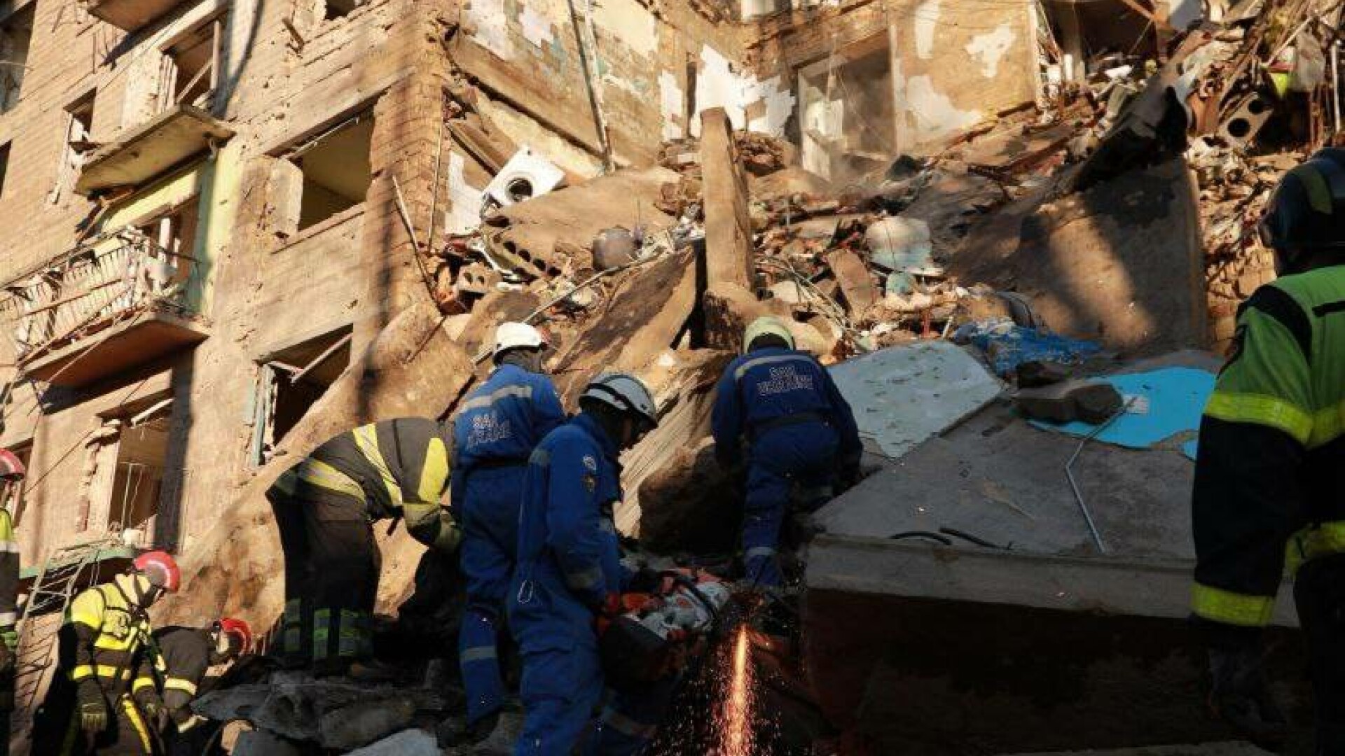 O tânără a supraviețuit miraculos după ce a căzut de la etajul 9 al unui bloc lovit de o rachetă rusească, în Ucraina. VIDEO