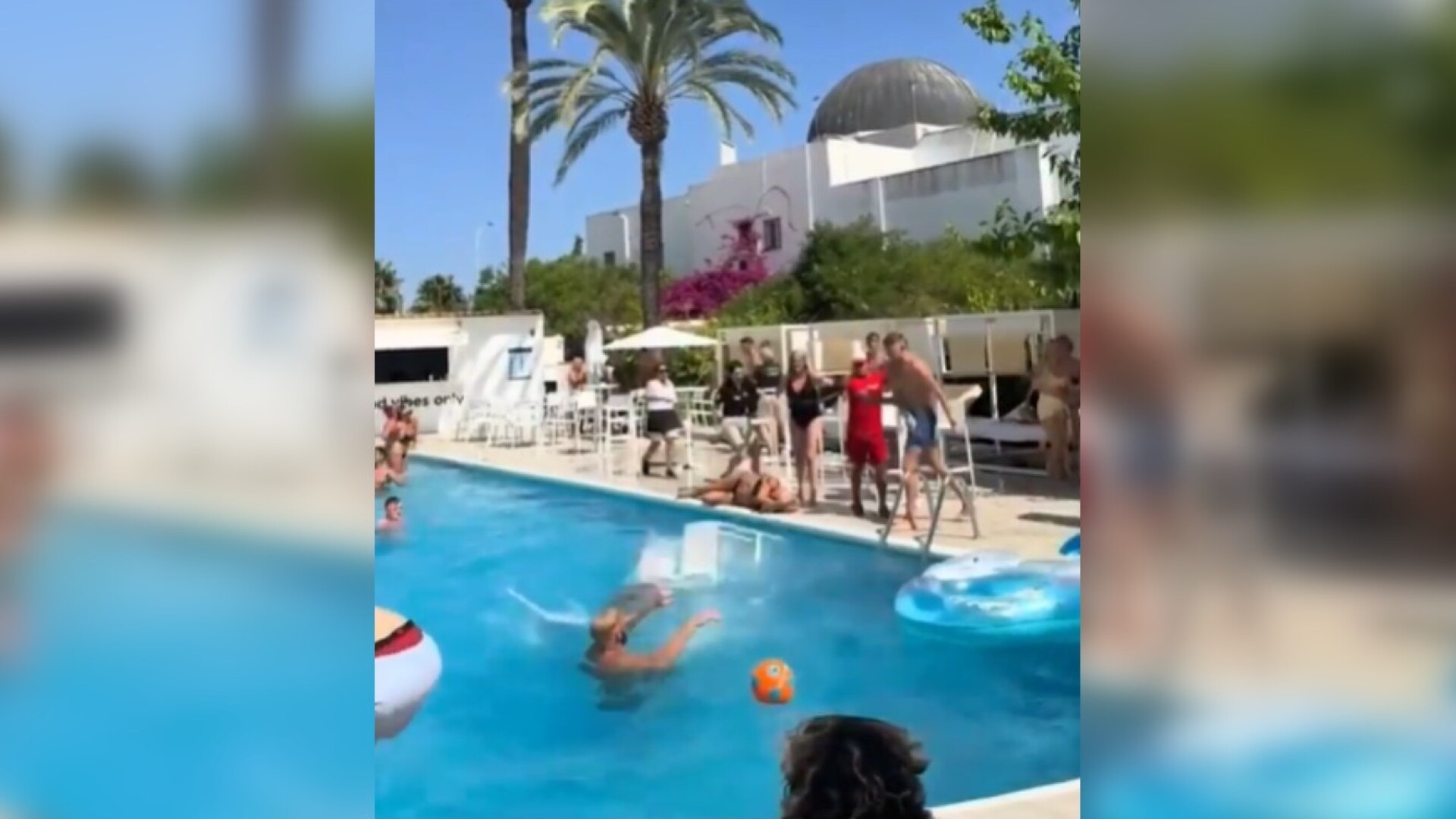 Scene violente la o piscină din Ibiza. O femeie a fost lovită cu un scaun în cap. De la ce a pornit scandalul. VIDEO