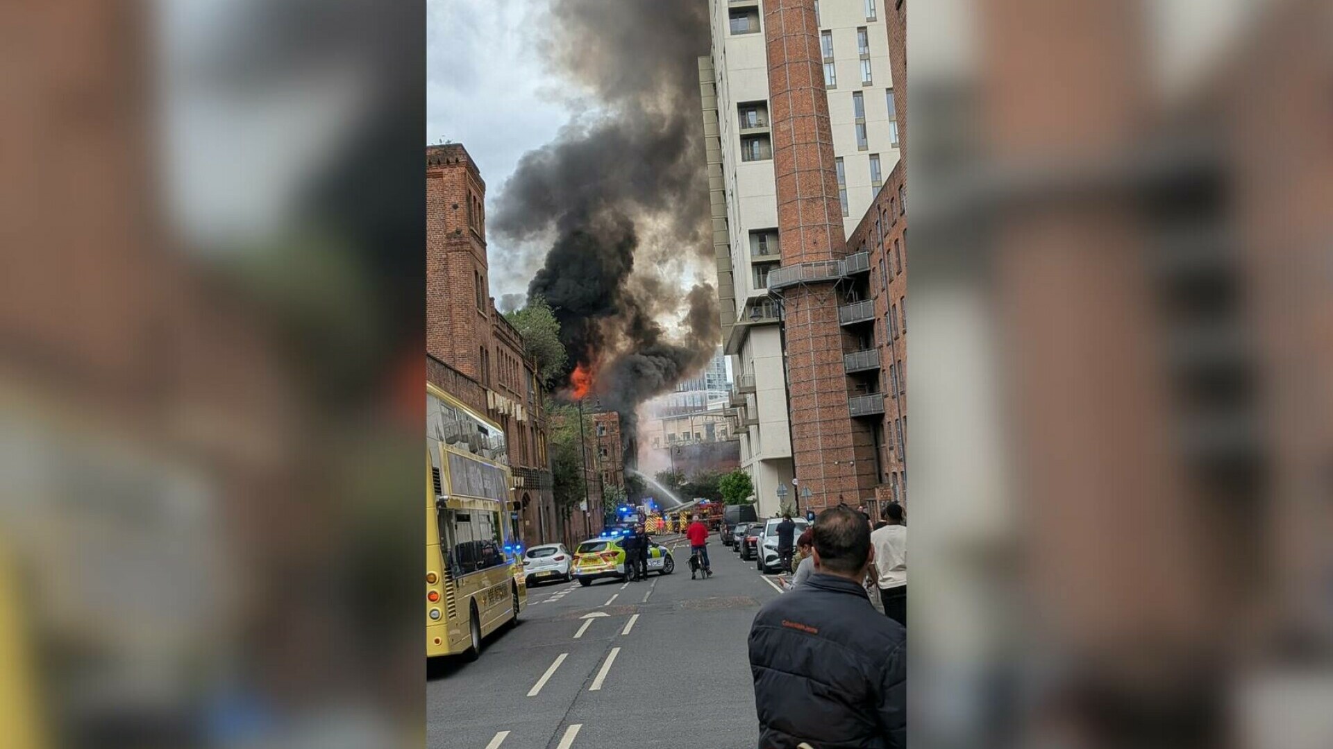 Incendiu de proporții la o clădire din Manchester: „Pot vedea nori uriași de fum negru chiar de la apartamentul meu.” VIDEO