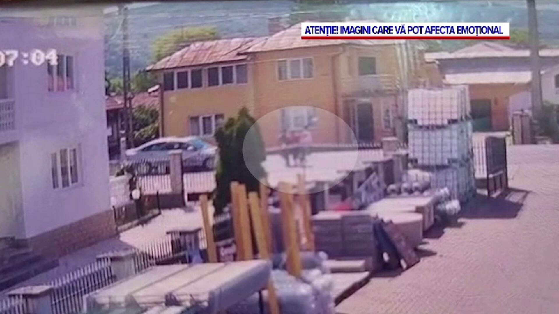 Femeie însărcinată, copilul și mama ei, lovite de mașină în Bistrița după ce se reped să treacă strada: ”Le-au sărit șlapii”