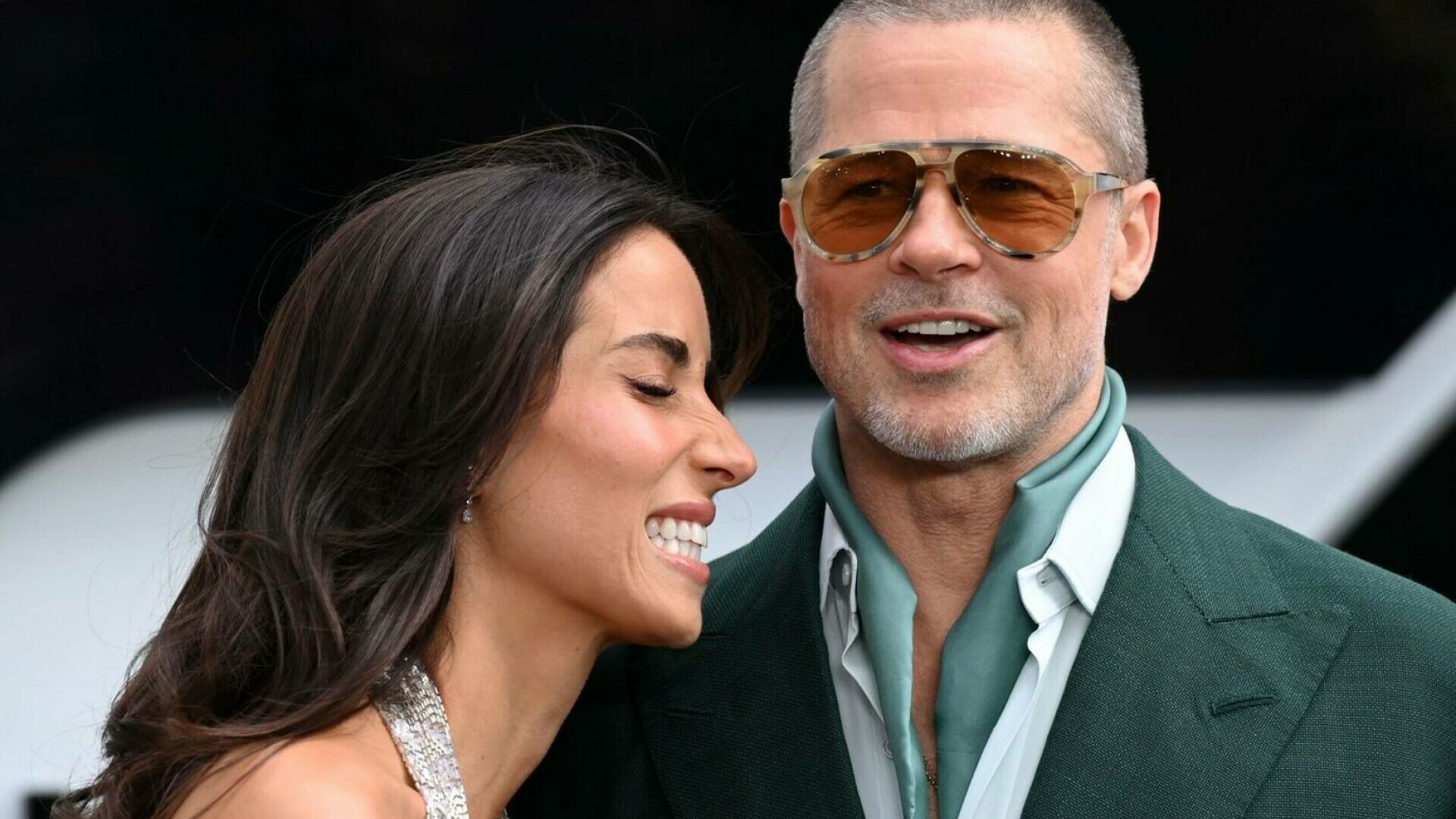 Brad Pitt și Ines de Ramon, apariție elegantă la Londra. Cu ce ținută a impresionat partenera lui. GALERIE FOTO