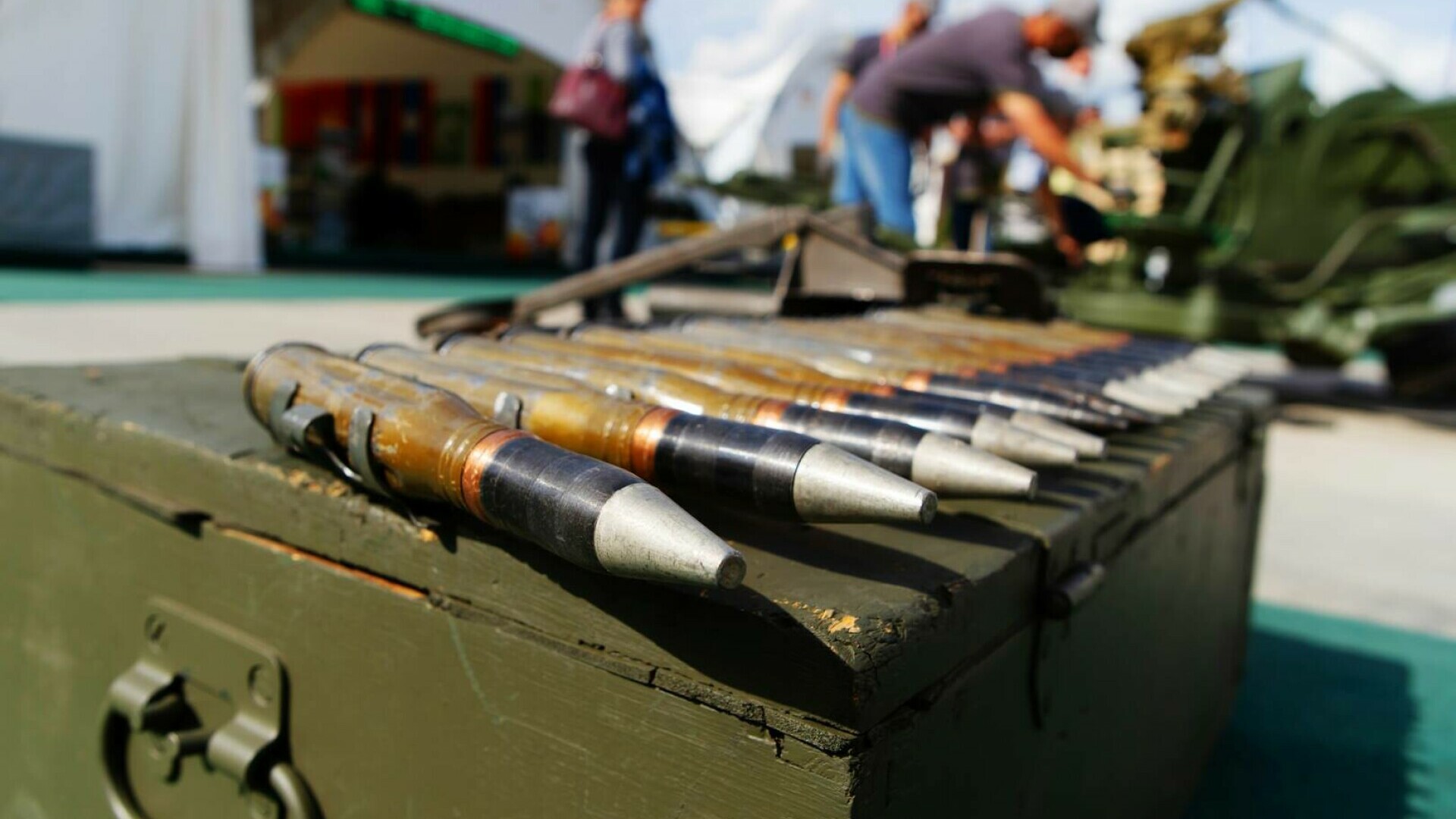 Vecina României care amenință NATO a oprit toate exporturile de arme. Președintele, exasperat: Unde să trimit, în Antarctica?