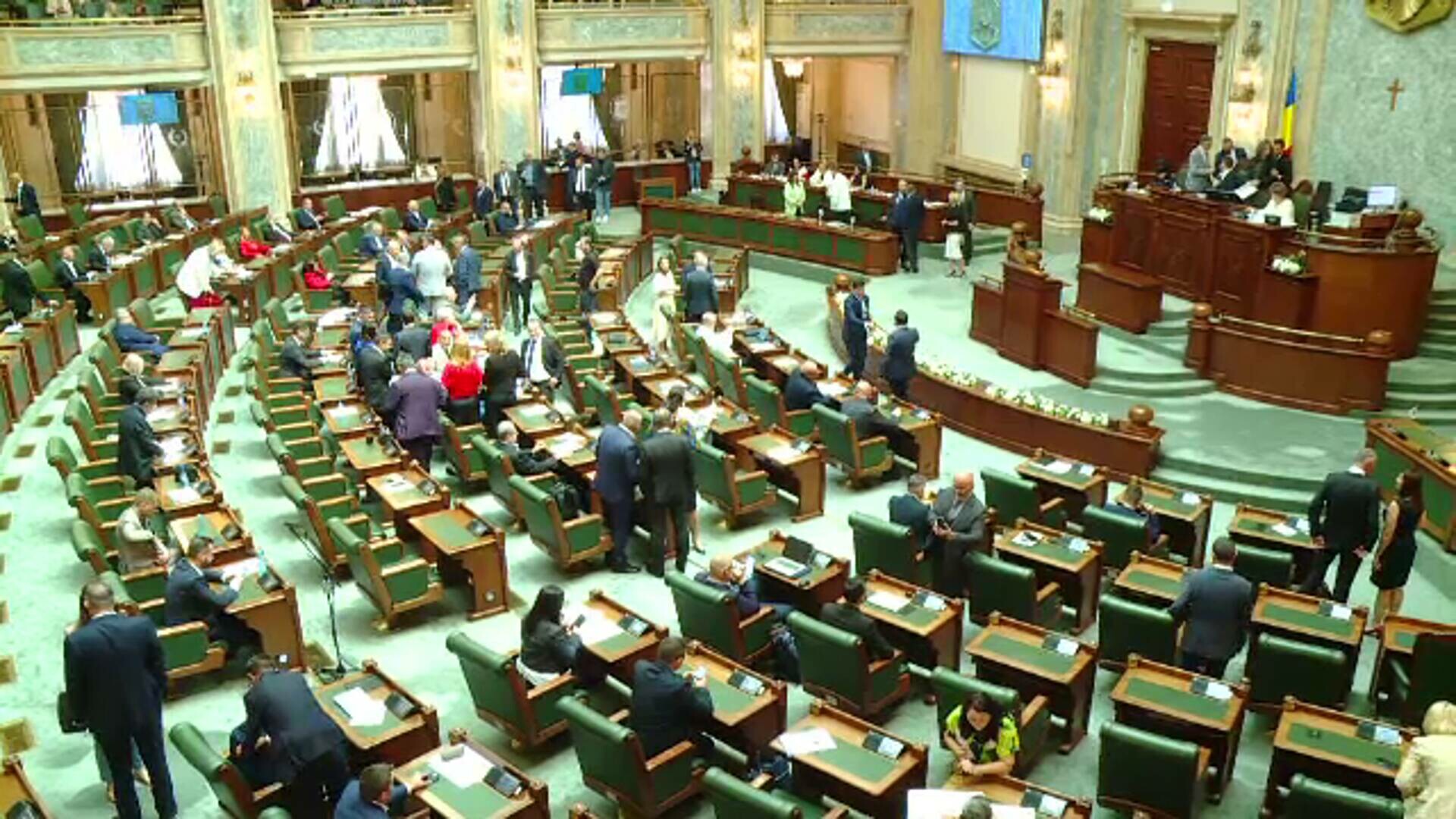 Vârsta de pensionare a magistraţilor şi reducerea taxelor va fi discutată de către Senat într-o sesiune extraordinară