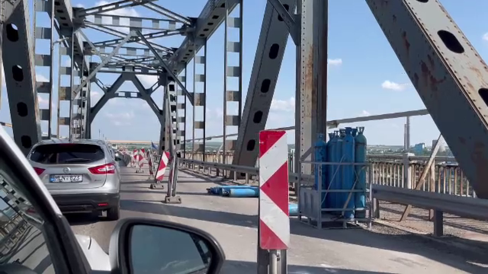 Ajutați de Schengen, trădați de propria administrație. Motivul principal din spatele cozilor uriașe de pe podul Prieteniei