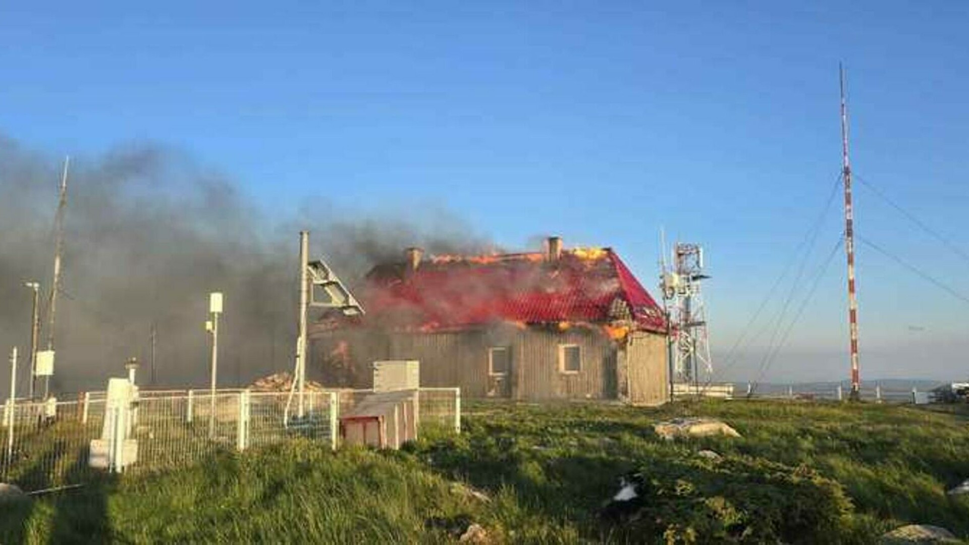 Cabana şi stația meteorologică de pe Vârful Vlădeasa din Cluj au fost cuprinse de flăcări. Incendiul, favorizat de vânt