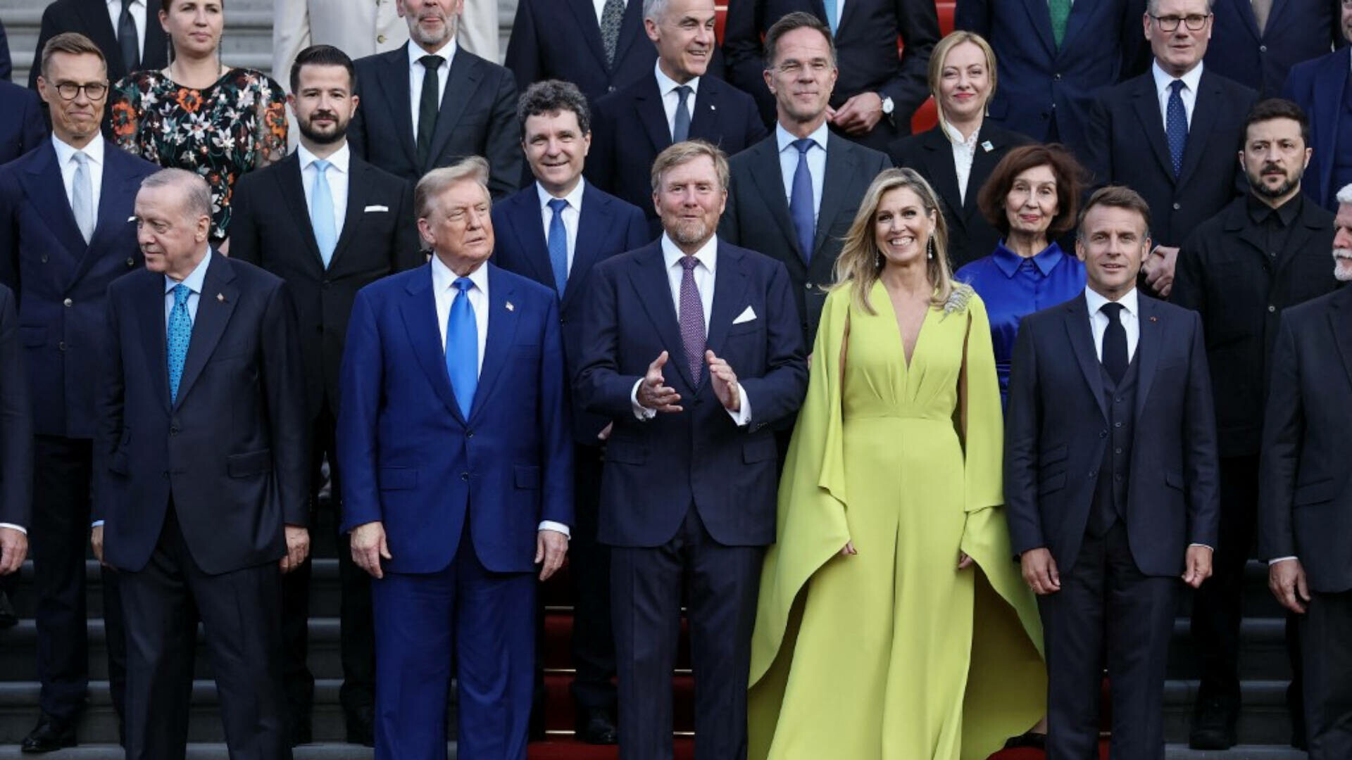 Nicușor Dan, lângă Donald Trump la poza de grup de la summitul NATO de la Haga. Primele discuții purtate în Țările de Jos