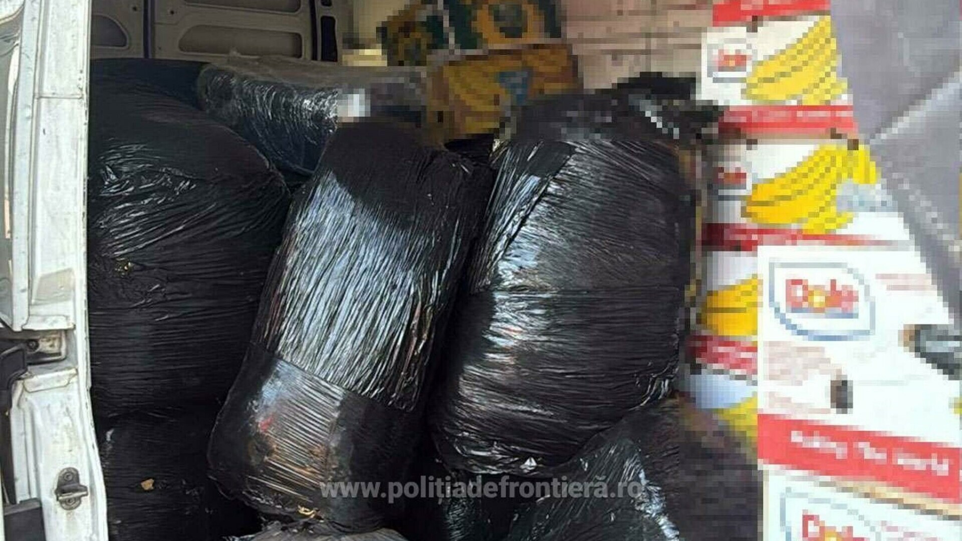 Poliţiştii din Giurgiu au făcut o descoperire de aproape 20.000 de euro într-un microbuz. Ce ascundea șoferul. FOTO