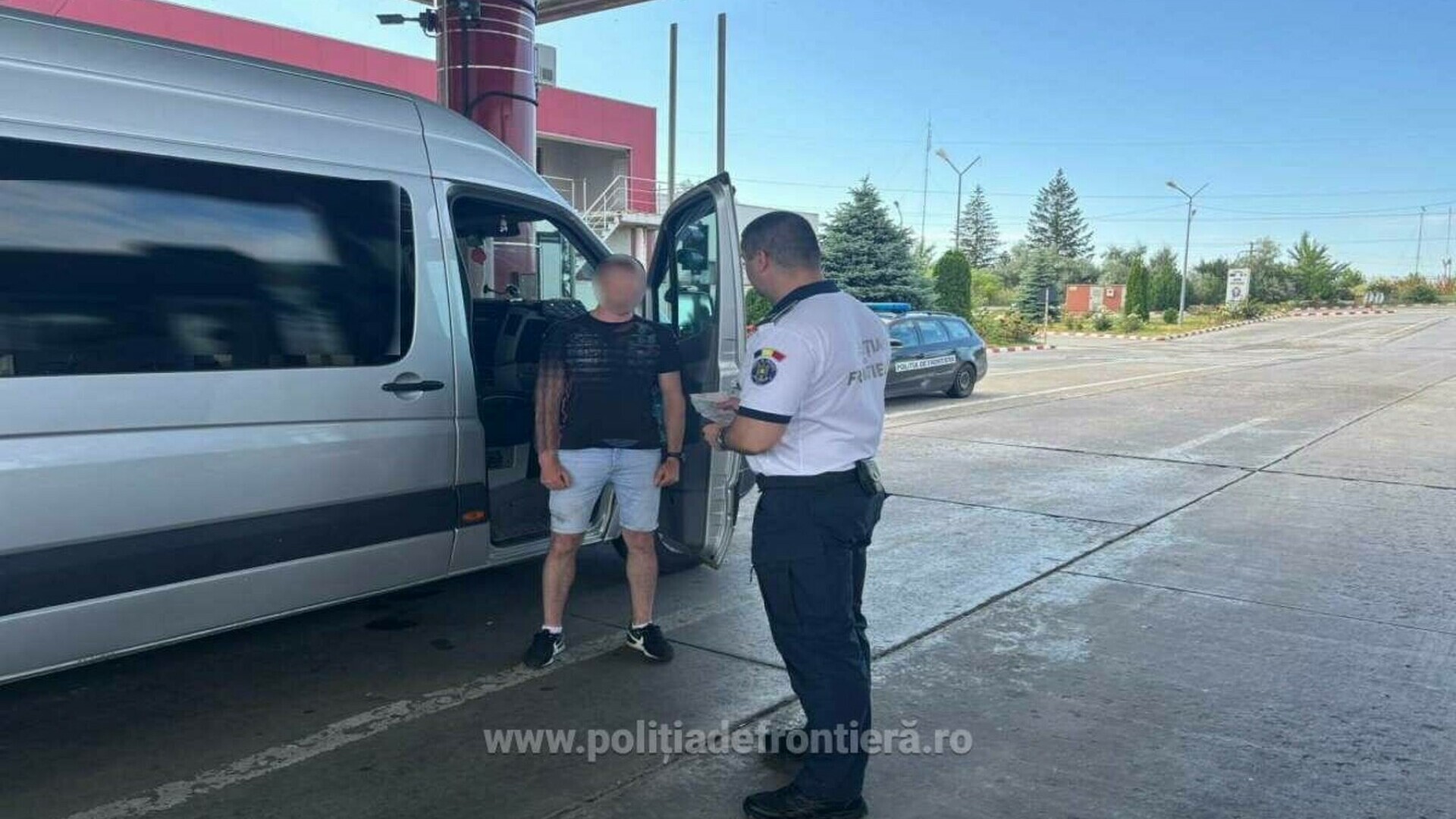 Un bărbat din Republica Moldova, care era urmărit internaţional pentru omor, a fost capturat de poliţişti în PTF Stânca