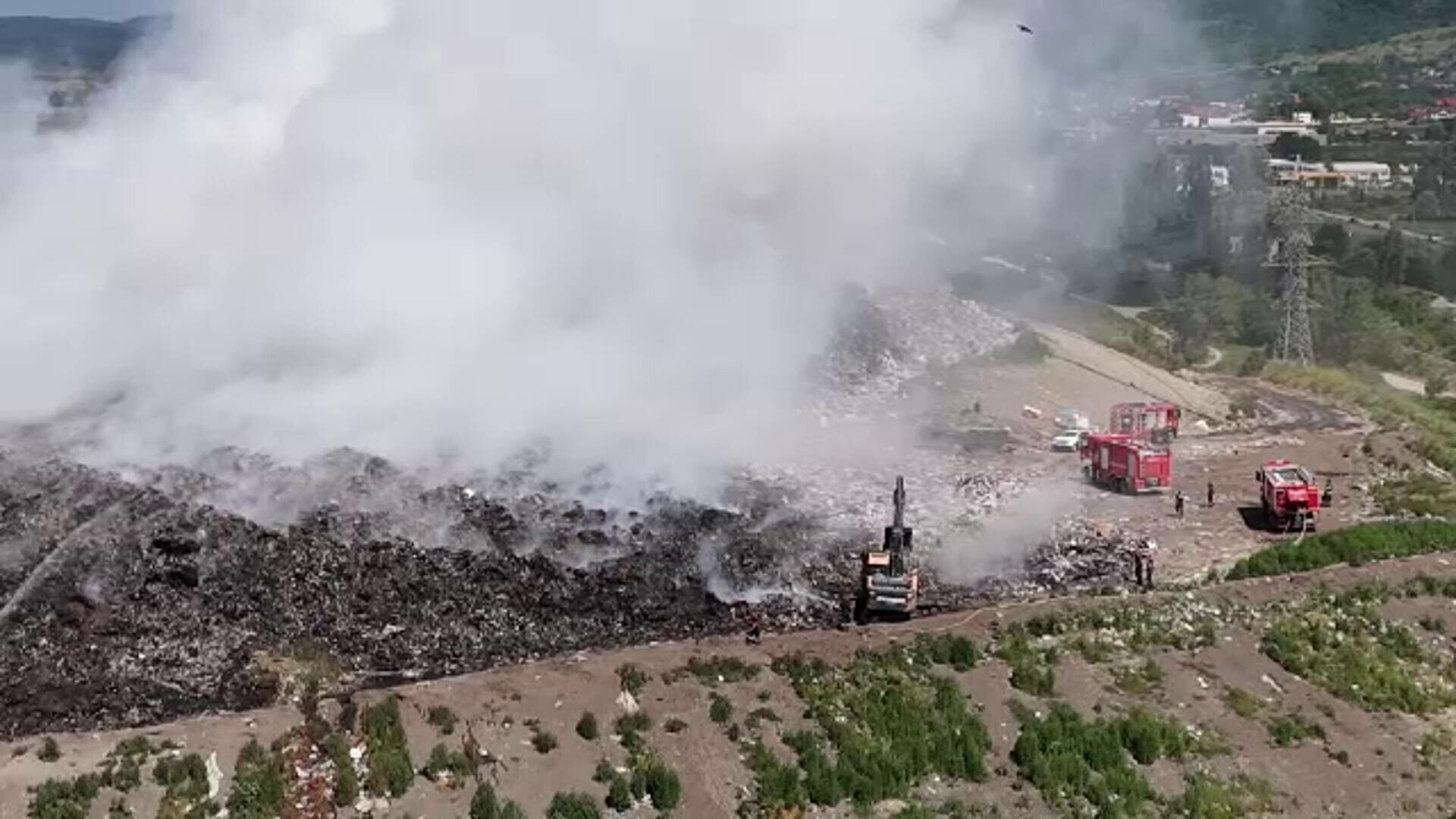 Un incendiu major a cuprins groapa de gunoi de la Aninoasa. Fumul a ajuns și în Târgoviște, aflat la 5 km distanță