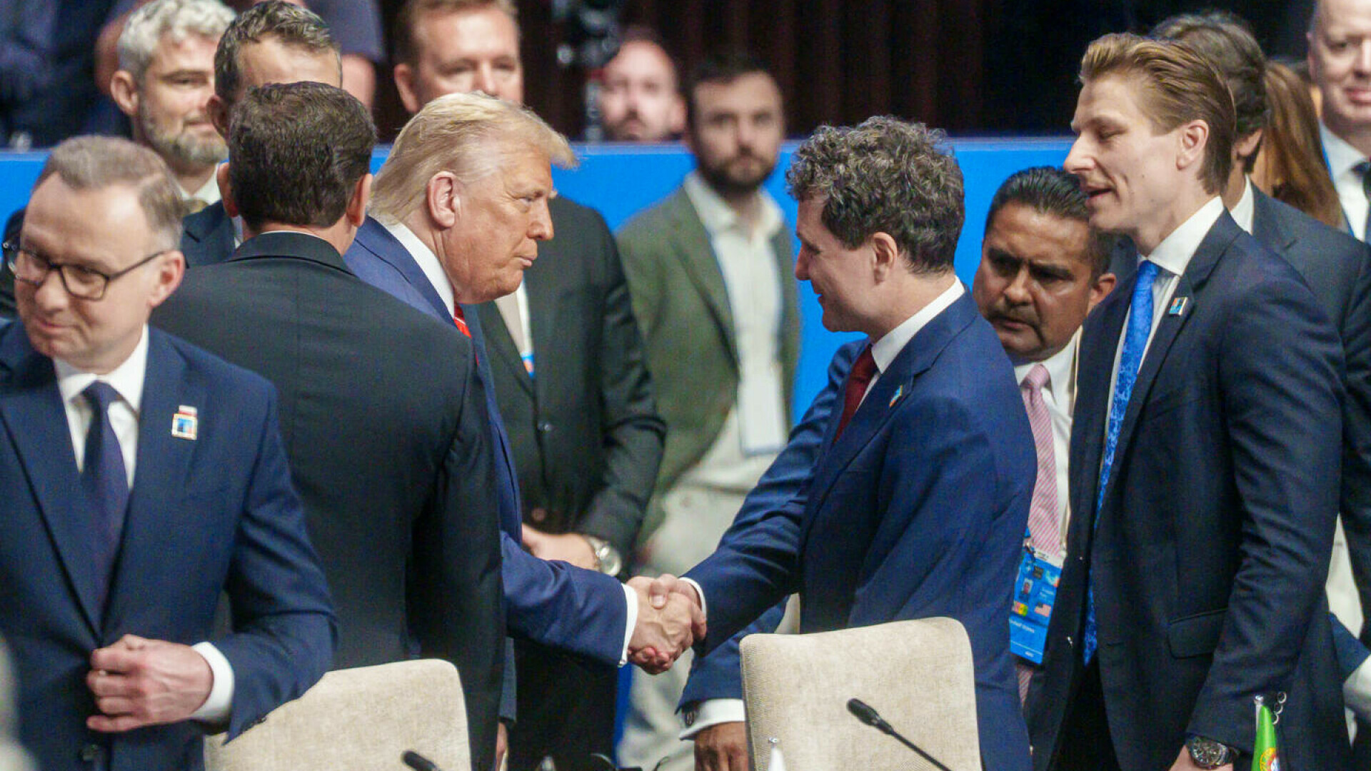 Nicuşor Dan, alături de preşedintele SUA, Donald Trump, la Summitul NATO de la Haga. Cei doi şi-au strâns mâna