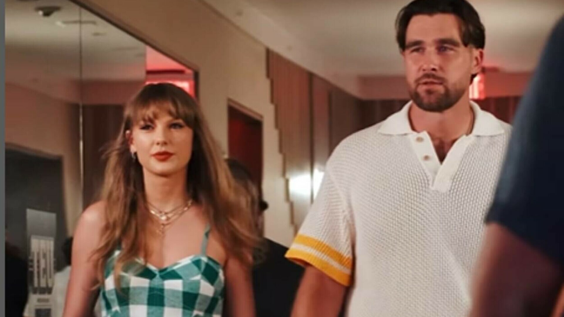 Taylor Swift şi Travis Kelce, pentru prima dată în calitate de cuplu pe covorul roşu. Cum au fost surprinși cei doi. VIDEO