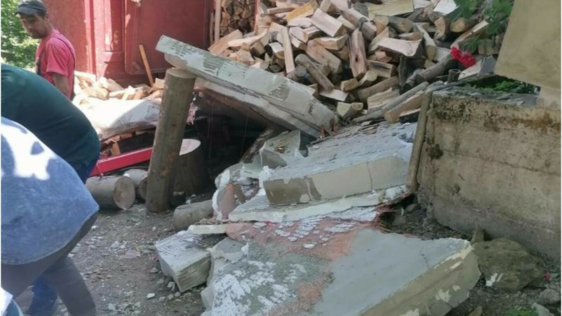 Un zid de beton s-a prăbușit peste doi soți, în Hunedoara. Femeia a fost resuscitată și transportată la spital