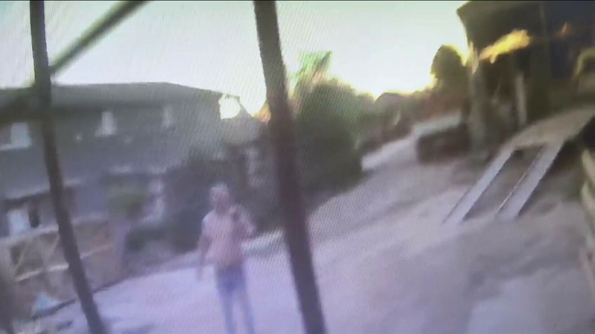 Un bărbat din Dolj şi-a ameninţat soţia şi apoi a rămas singur în casă cu cei 4 copii. A tras cu arma înspre polițiști
