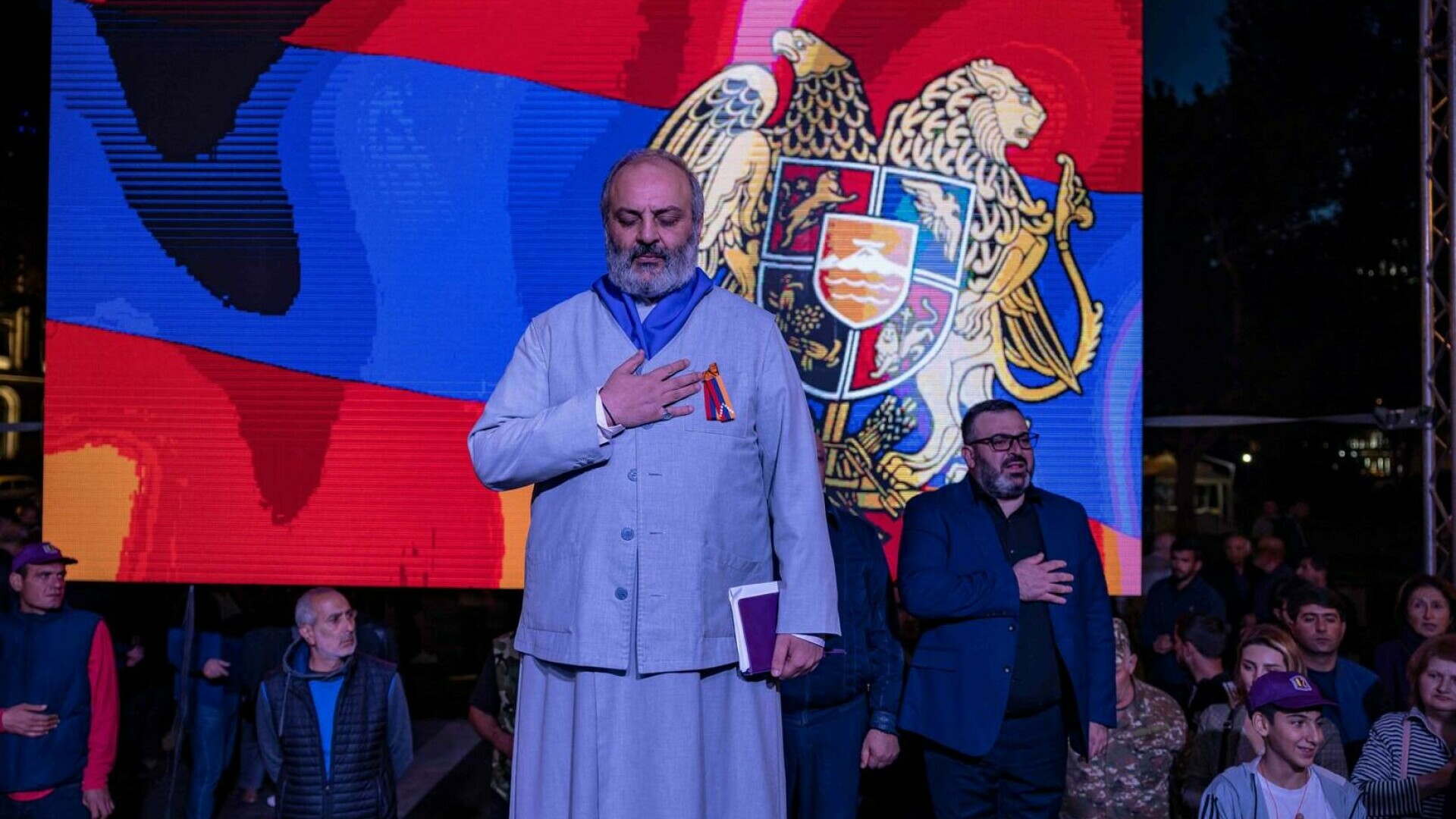 Premierul armean anunță dejucarea unei lovituri de stat a bisericii. ”Plan sinistru al clerului criminal oligarhic”