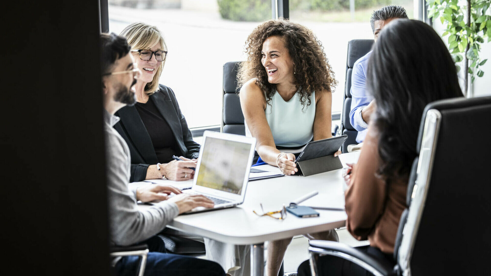 A fi bugetar în România, cel mai stabil job. Doar 6% dintre angajații de la stat se tem că ar putea fi dați afară