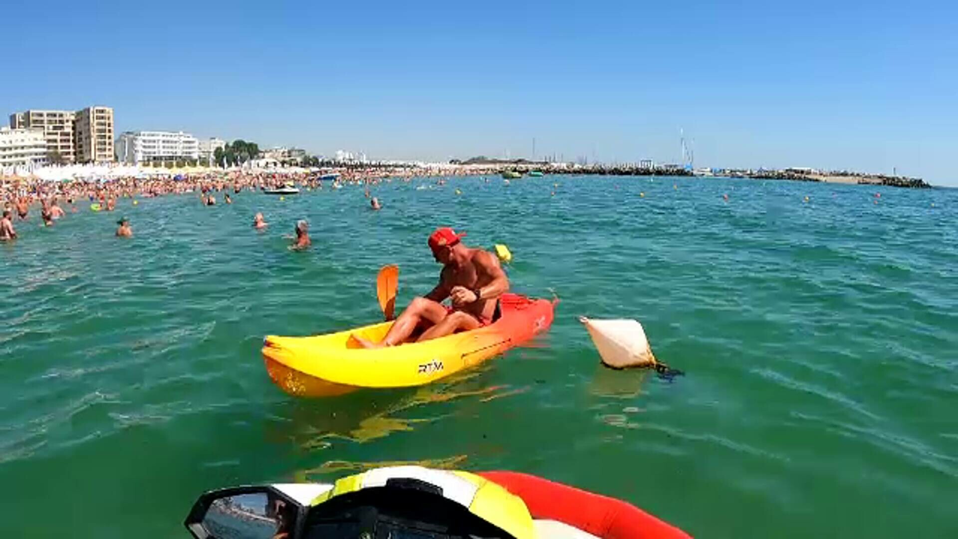 Gropi de până la șase metri la malul mării. Semnificația culorilor balizelor puse de salvamari. „În general le ignoră”