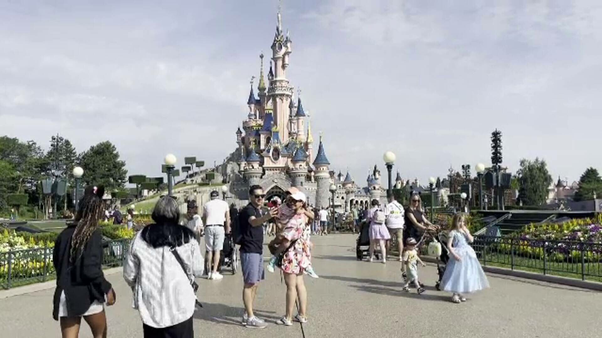 Un bărbat din Marea Britanie ar fi încercat să organizeze o „nuntă falsă” cu o fetiță de 9 ani la Disneyland Paris