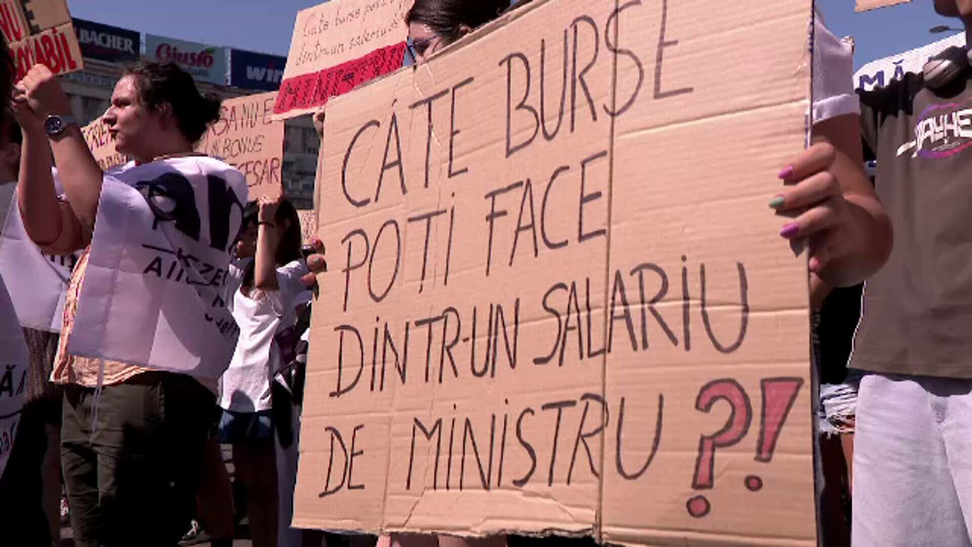 Nou protest în faţa Ministerului Educaţiei împotriva intenției de a reduce fondurile alocate burselor