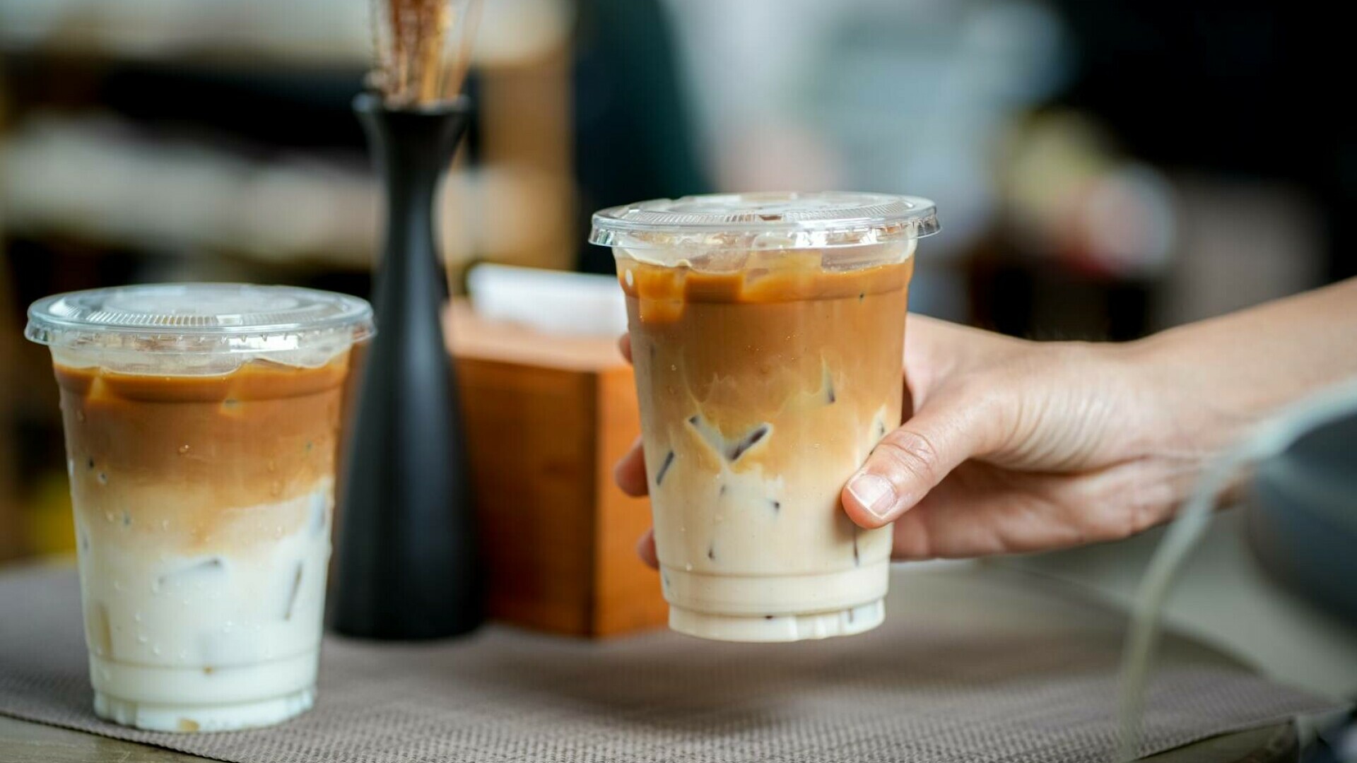 Ce se întâmplă în corpul tău când bei cafea pe caniculă. Efectele cofeinei asupra organismului