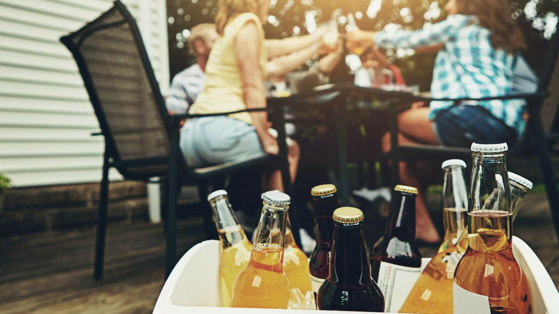 Ce se întâmplă în corpul tău când bei alcool pe caniculă și ce efecte are asupra sănătății. Cum să te protejezi