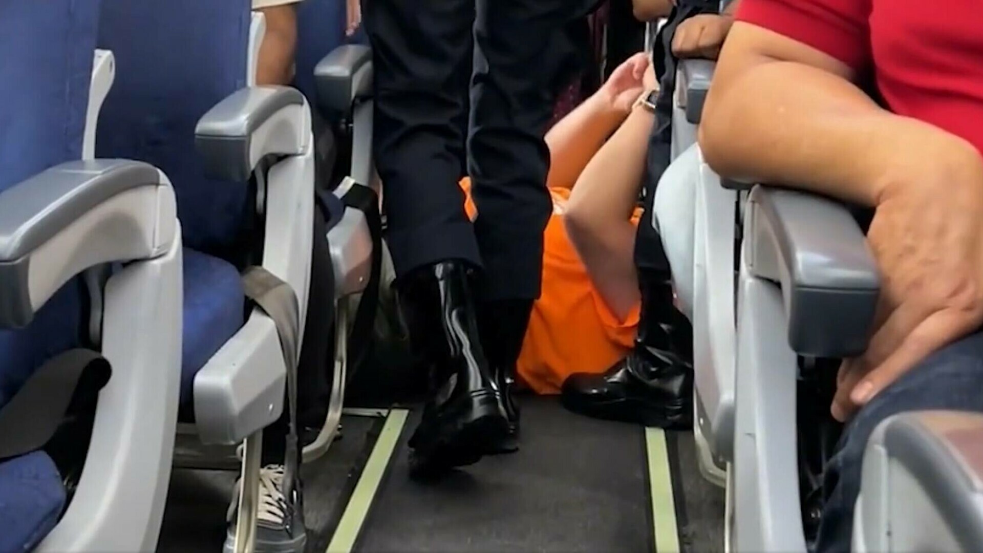 Un turist supraponderal purtând un tricou cu Garfield a ținut un avion o oră la sol. A fost scos ca un sac